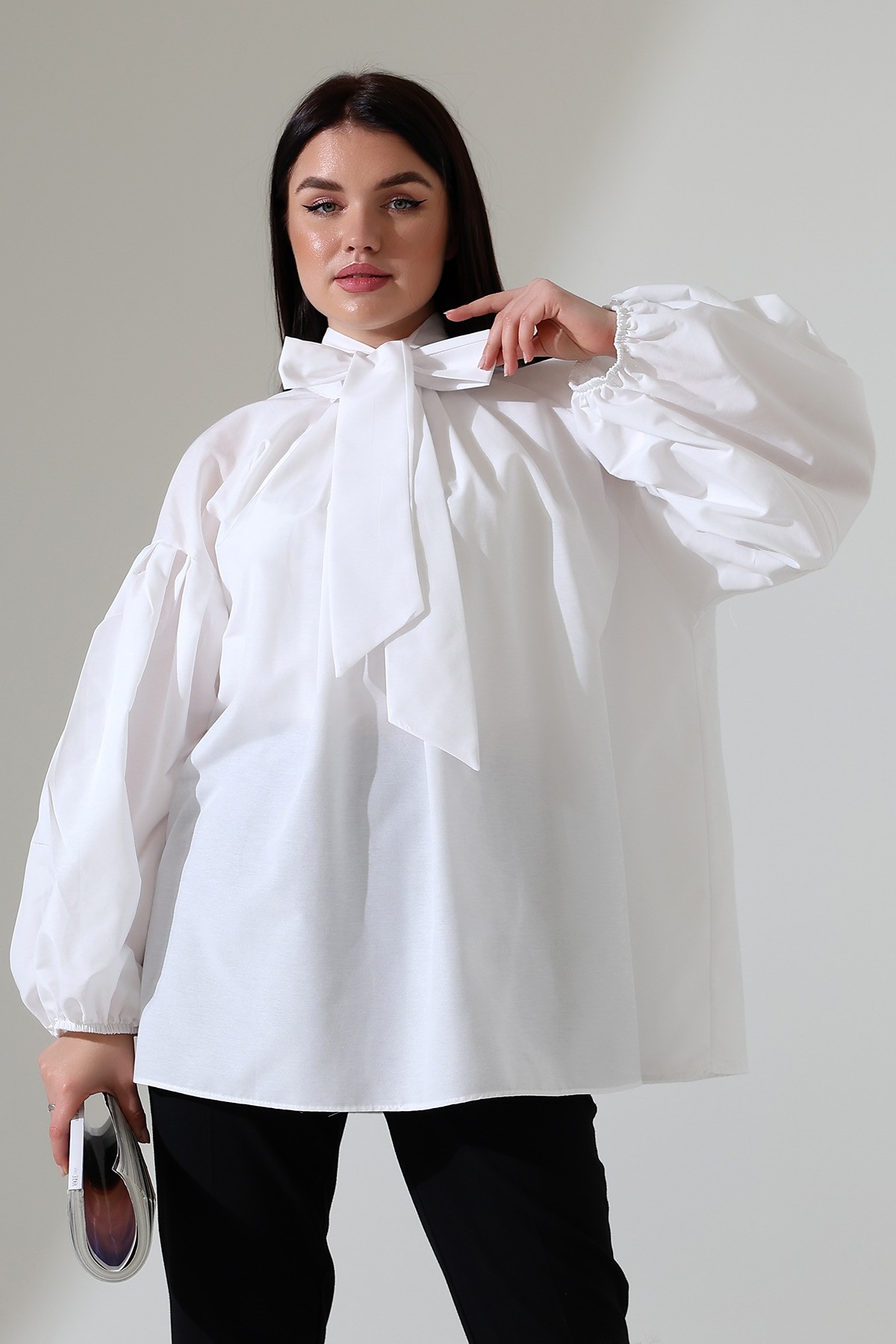 Fiyonk Yaka Detaylı Oversize Kadın Bluz – Modern ve Şık Tasarım - beyaz