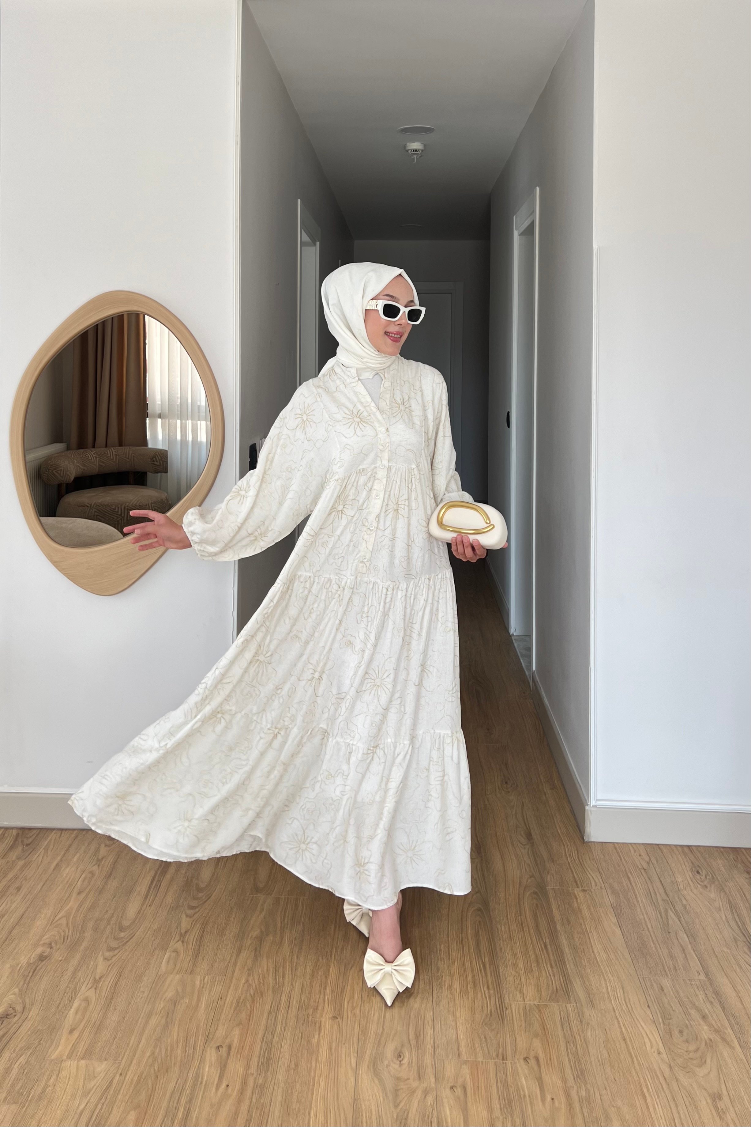 Beyaz Nakış Detaylı Uzun Tesettür Elbise – Zarif ve Rahat Modest Stil