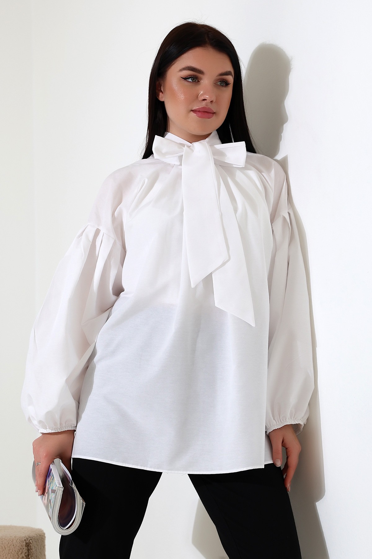 Fiyonk Yaka Detaylı Oversize Kadın Bluz – Modern ve Şık Tasarım