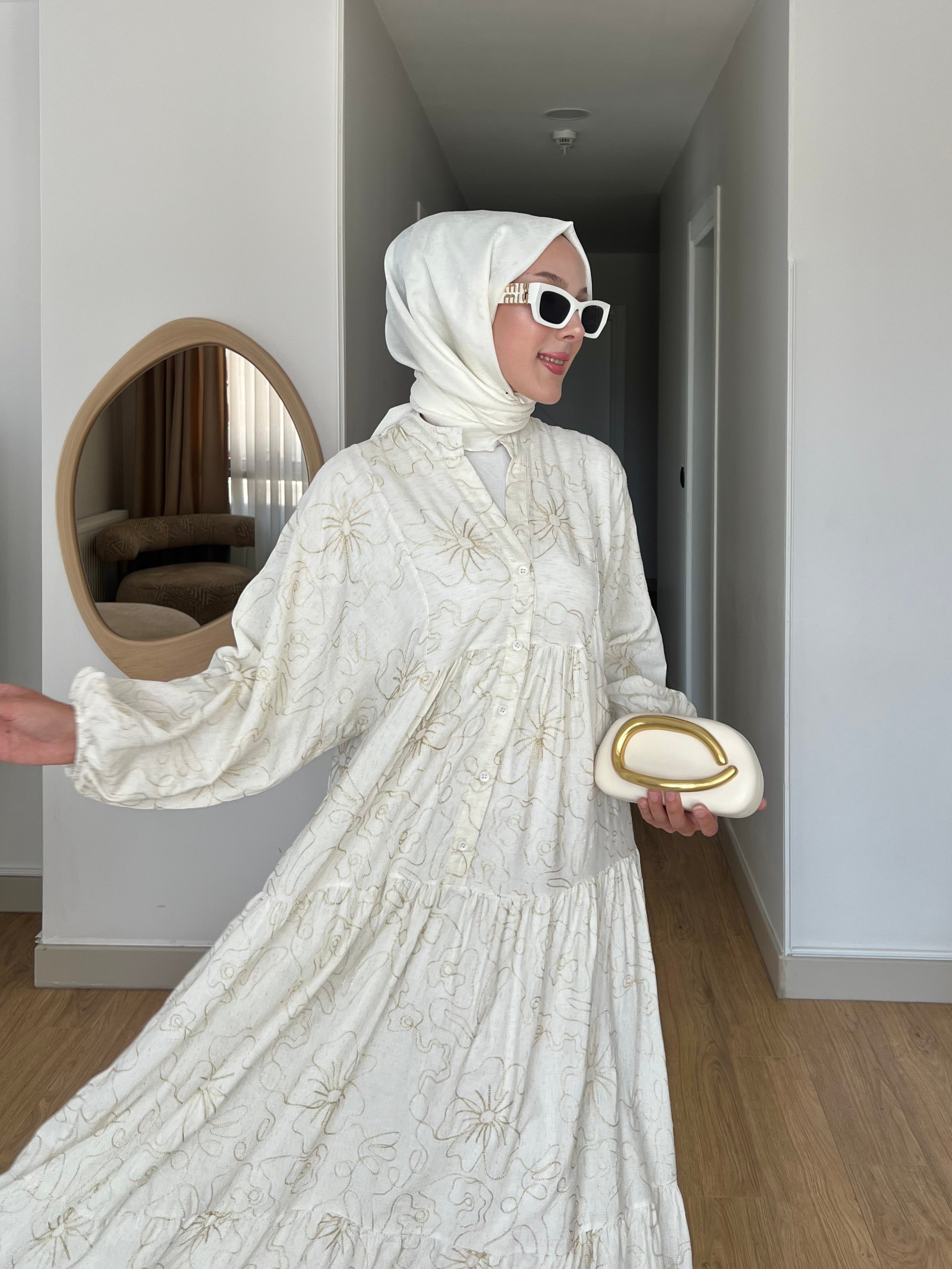 Beyaz Nakış Detaylı Uzun Tesettür Elbise – Zarif ve Rahat Modest Stil