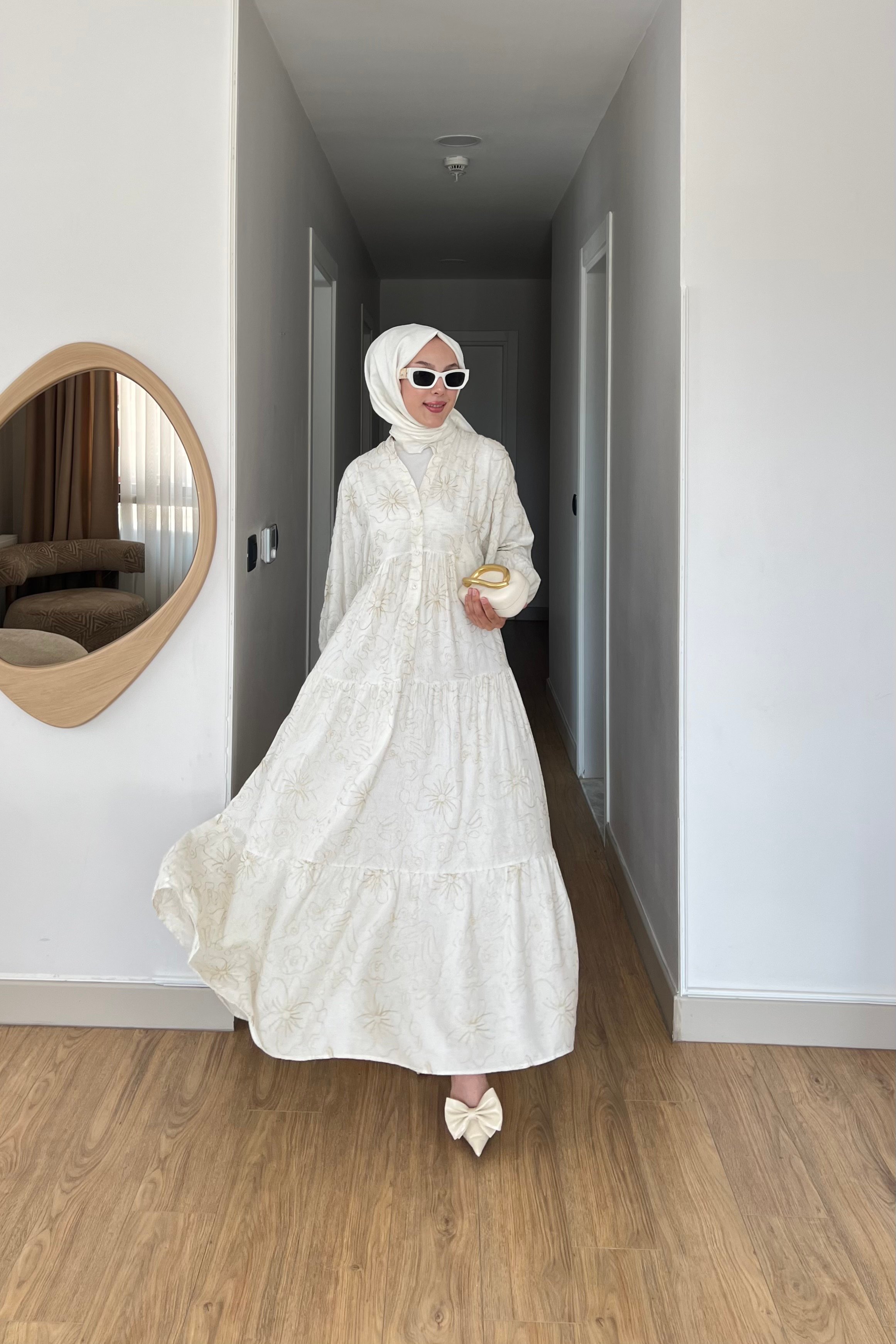 Beyaz Nakış Detaylı Uzun Tesettür Elbise – Zarif ve Rahat Modest Stil
