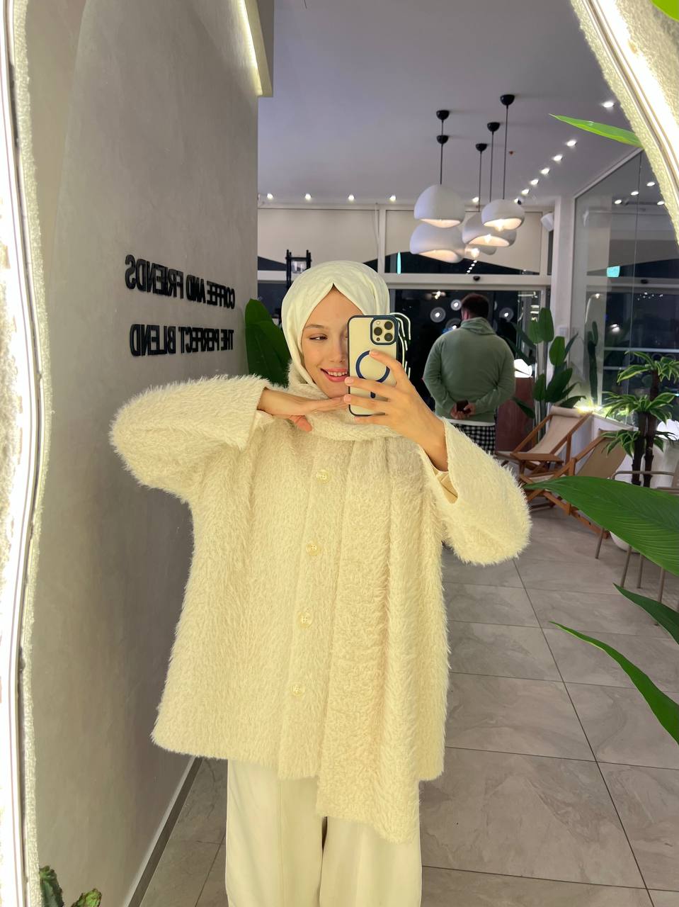 Atkı Aksesuarlı Oversize Kalıp Yumoş Puf Ceket - EKRU