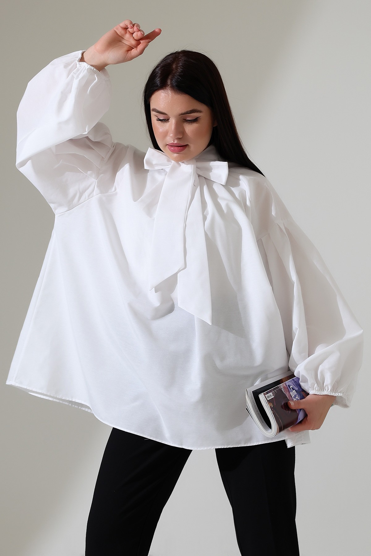 Fiyonk Yaka Detaylı Oversize Kadın Bluz – Modern ve Şık Tasarım