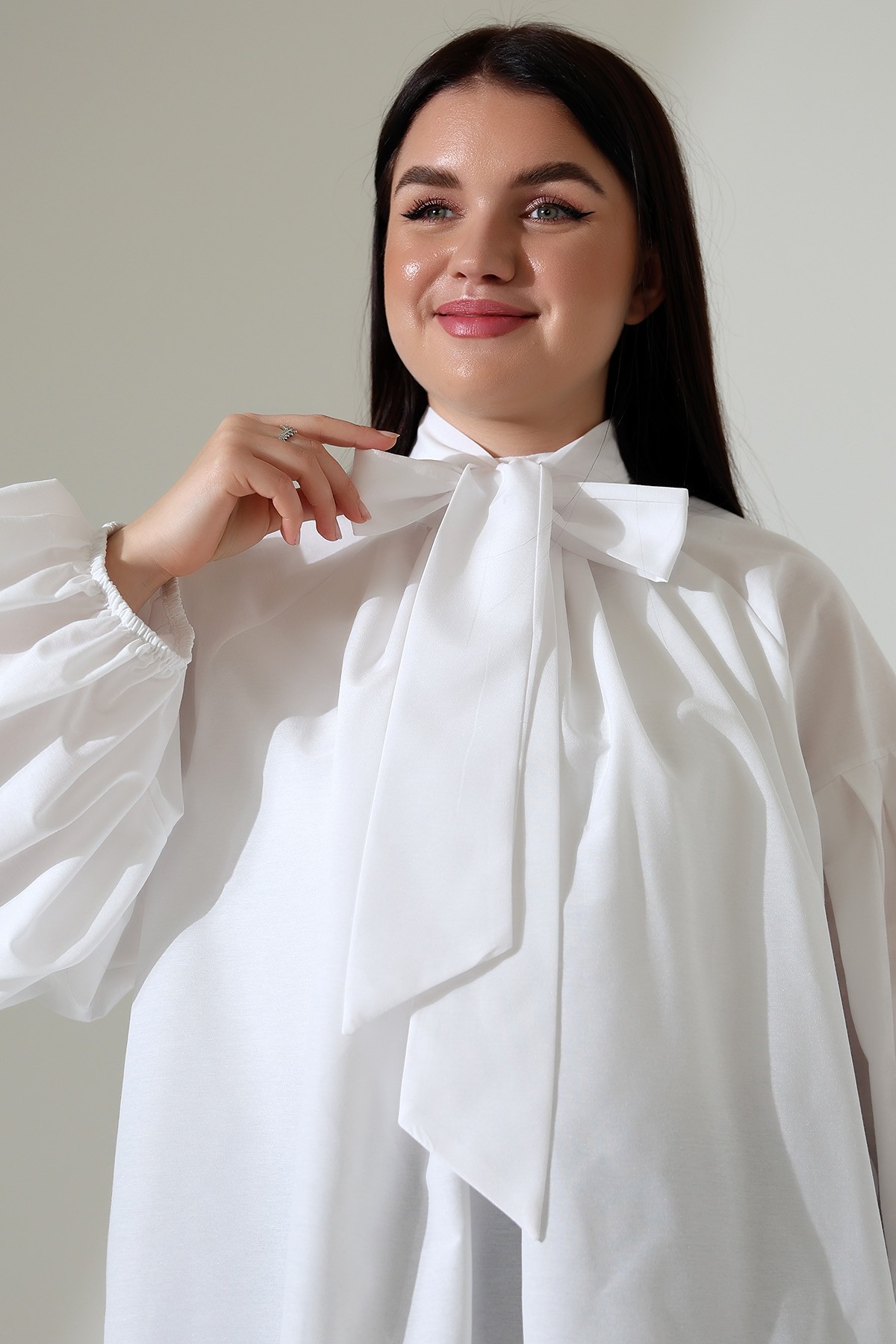 Fiyonk Yaka Detaylı Oversize Kadın Bluz – Modern ve Şık Tasarım