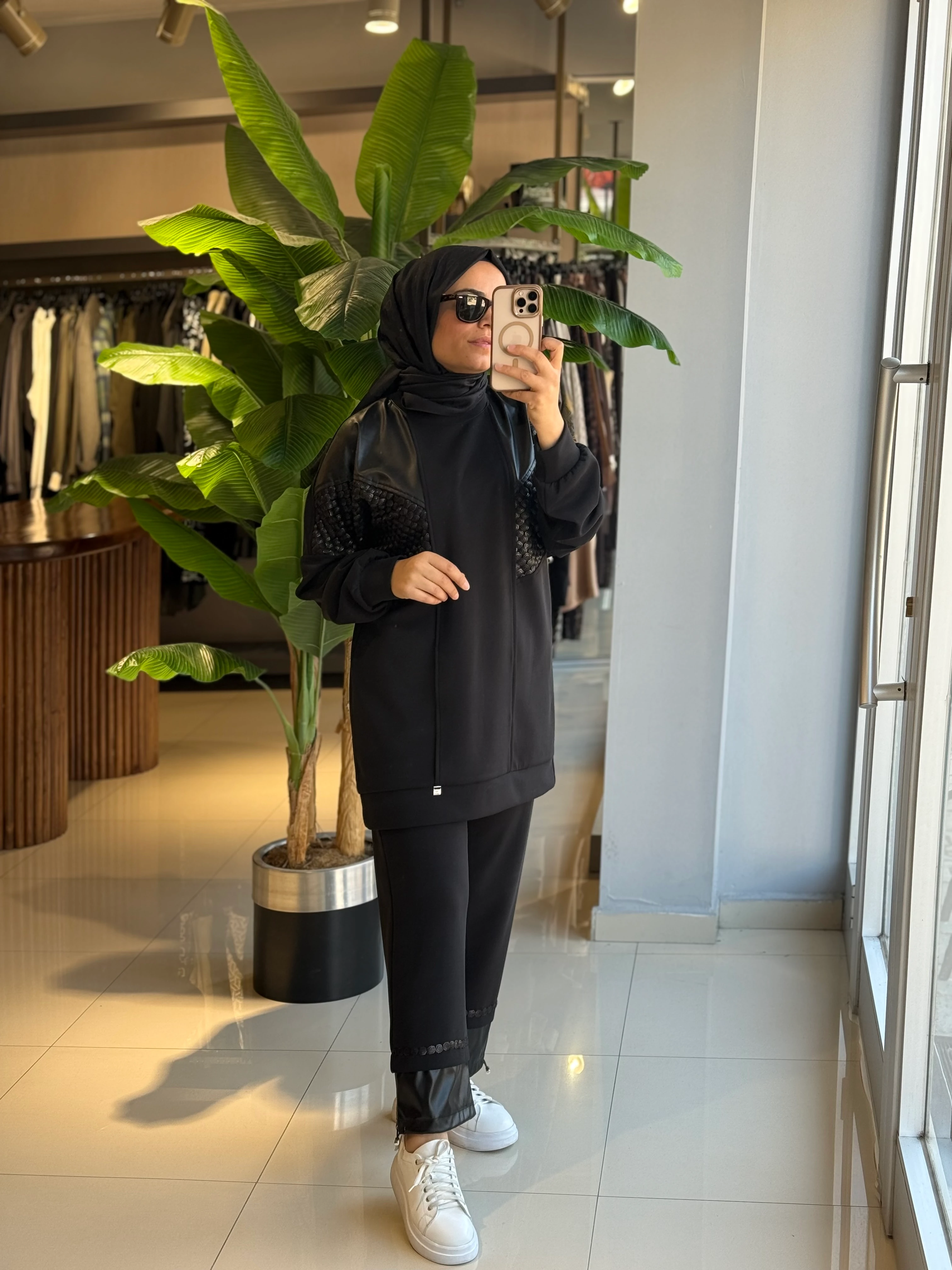 Ghisa Deri-Pul Detay Siyah Takım