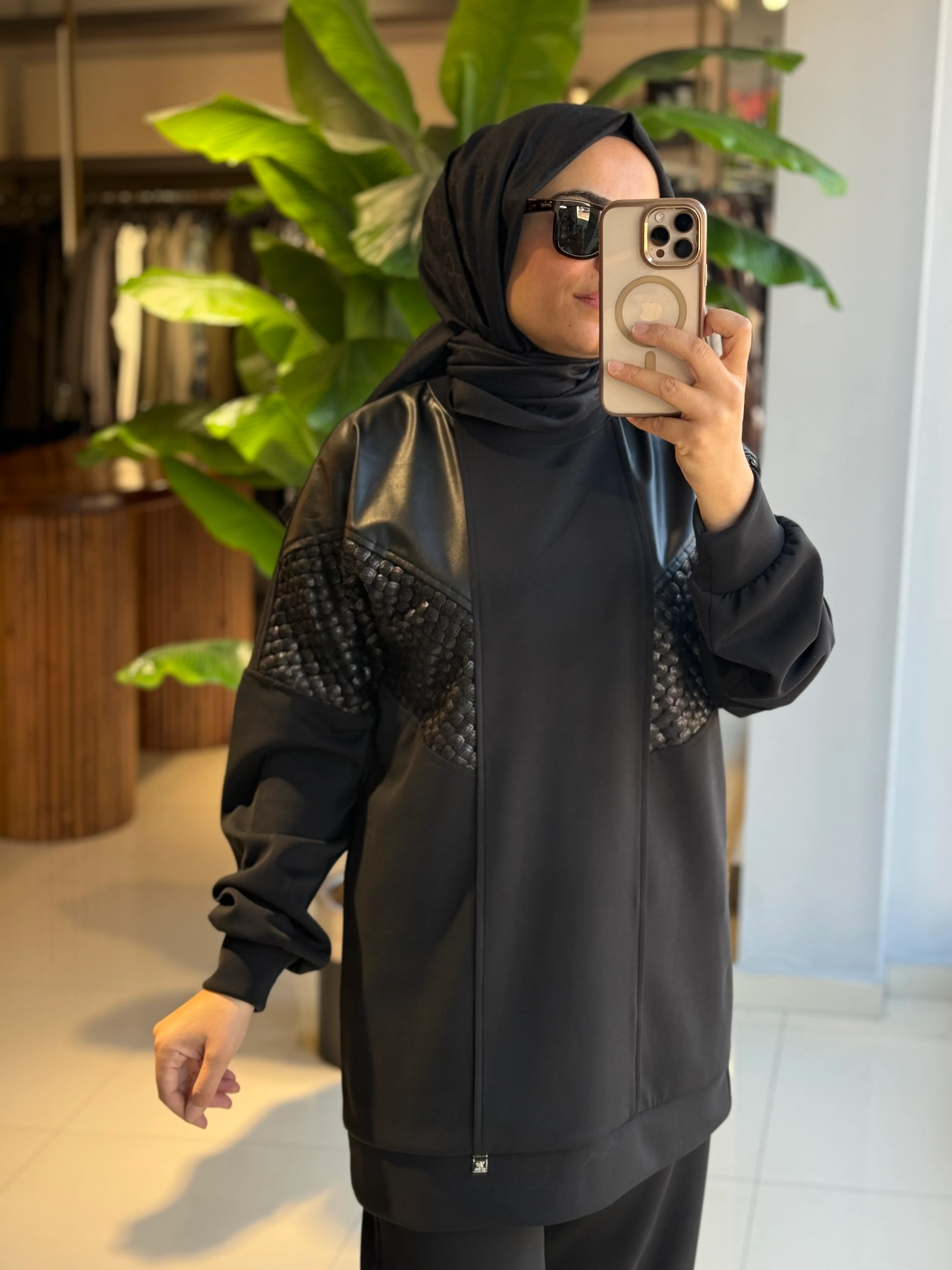 Ghisa Deri-Pul Detay Siyah Takım