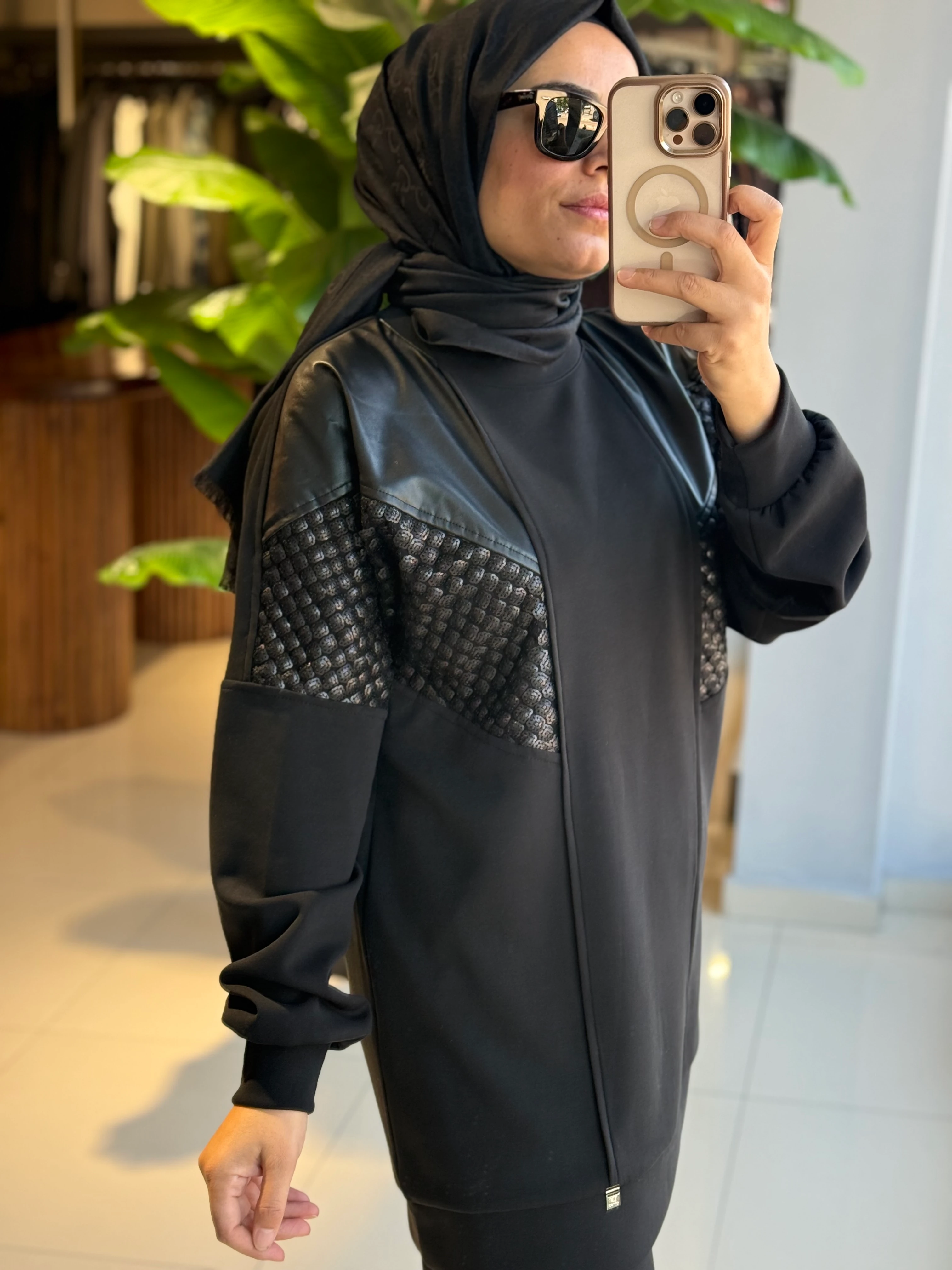 Ghisa Deri-Pul Detay Siyah Takım