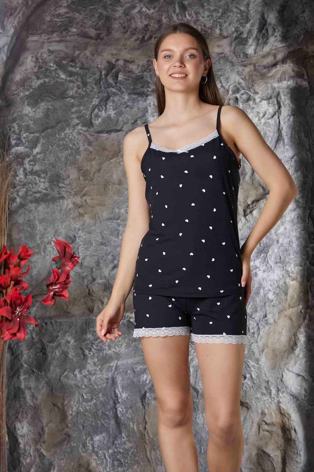  Kadın İp Askılı Dantel Detaylı Şortlu Milan Kumaş Pijama Takımı - Siyah