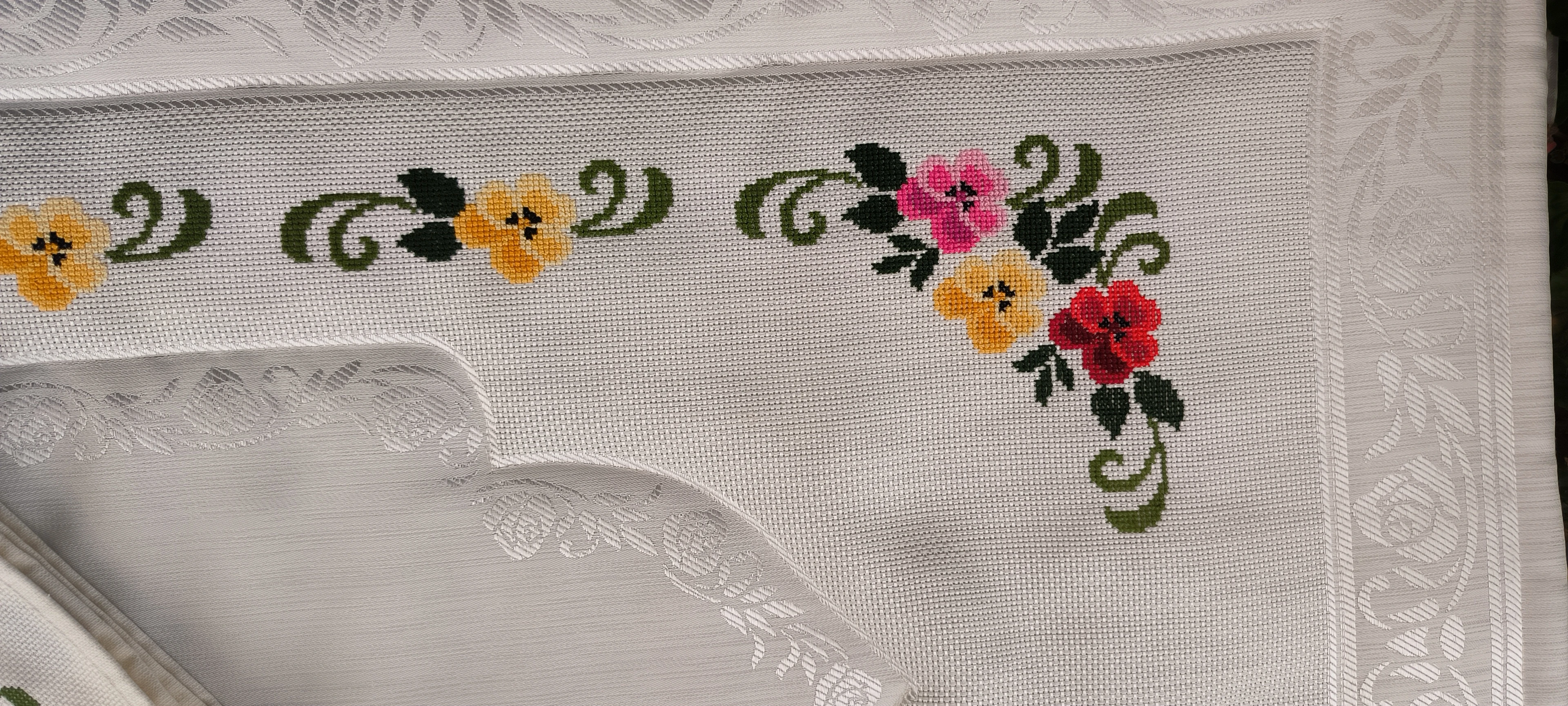 Kanaviçe işleme 1  seccade ve 2 havlu / El işlemesi 