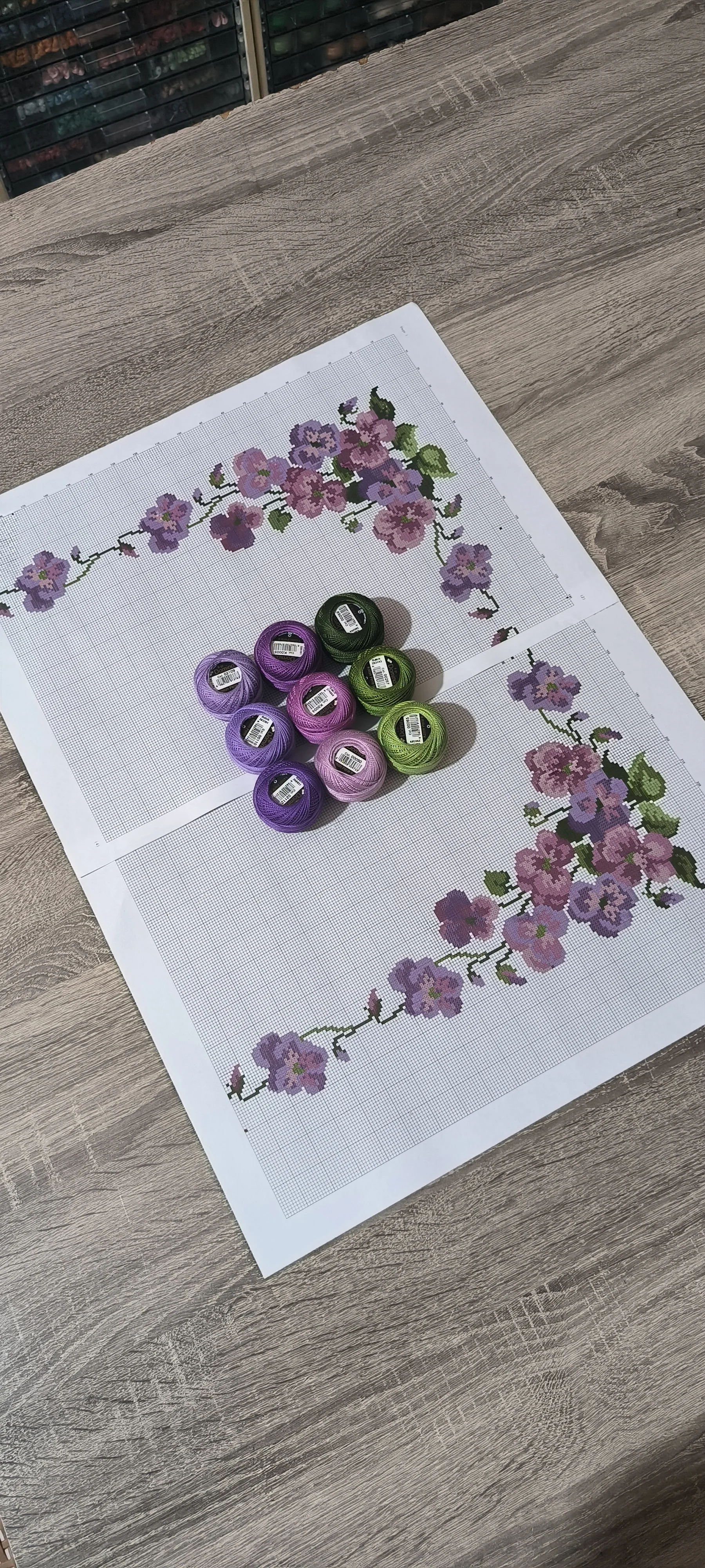 Mor ve mürdüm menekşeler işleme şablonu ve 9 adet ipi 