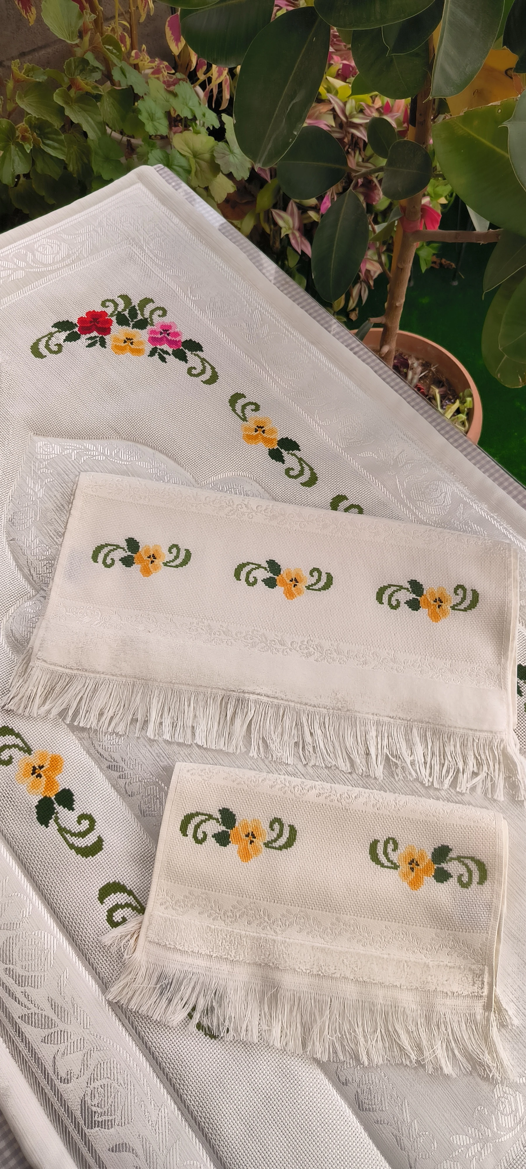 Kanaviçe işleme 1  seccade ve 2 havlu / El işlemesi 