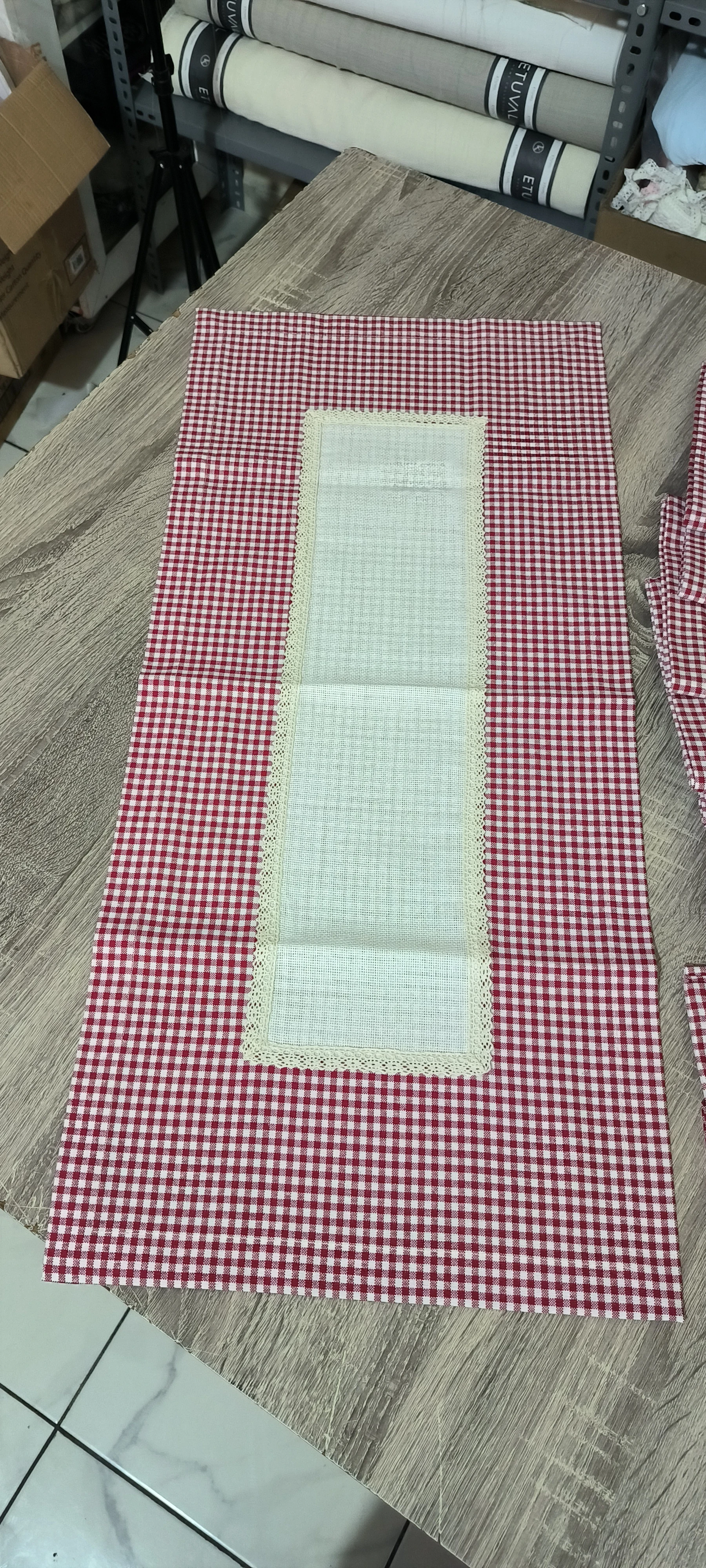 İşlene alanlı pitikareli runner 