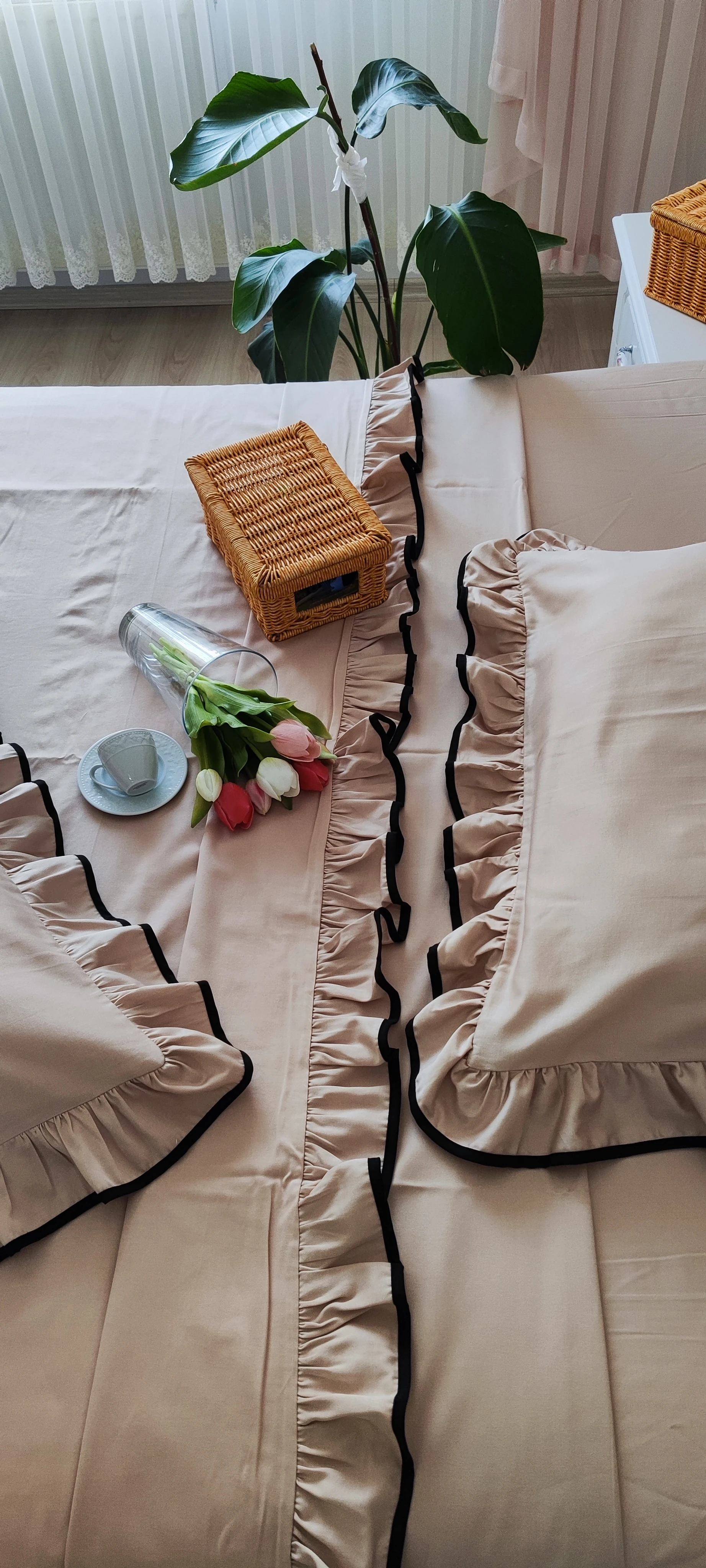 Fırfırlı Nevresim Takımı / Bej pamuklu saten 