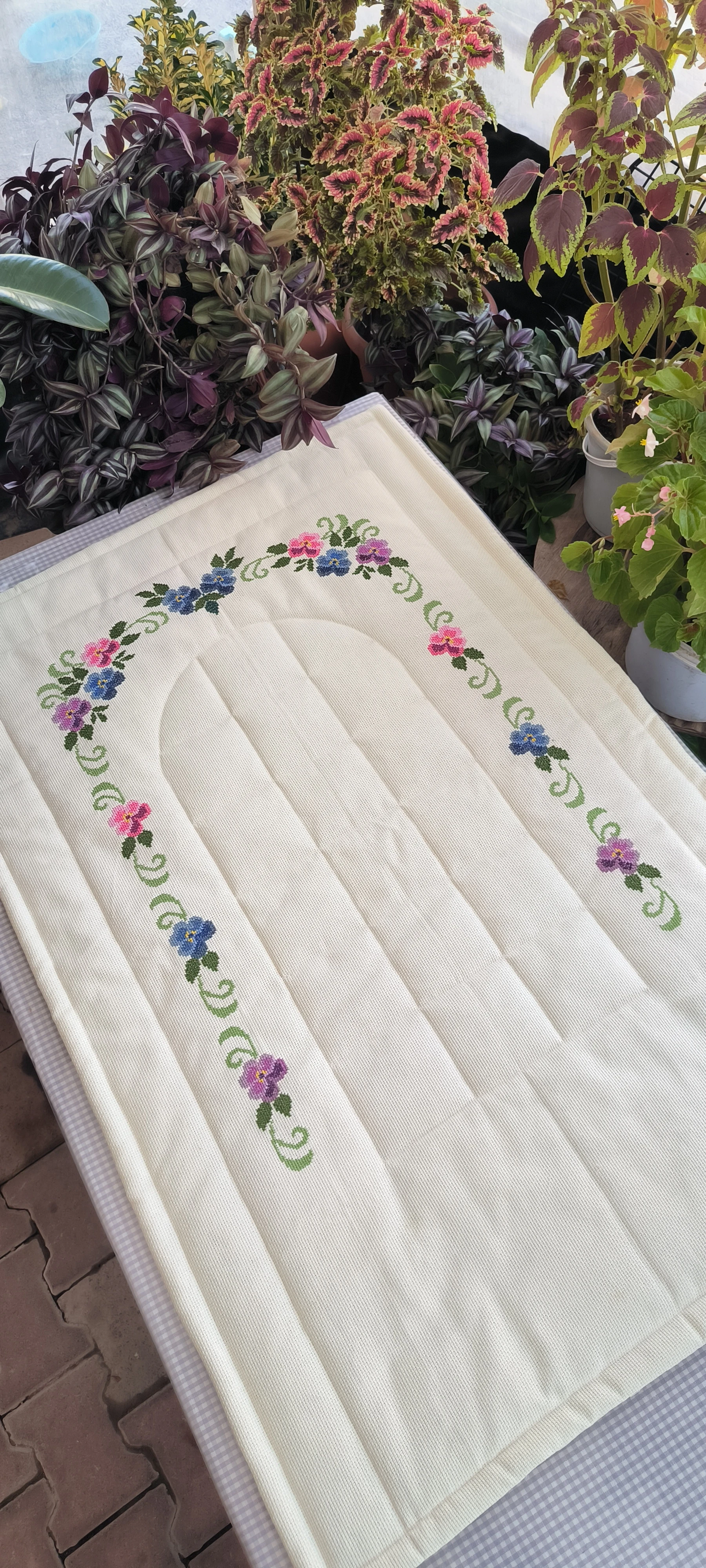 Kanaviçe işleme seccade/ El işlemesi menekşe modeli 