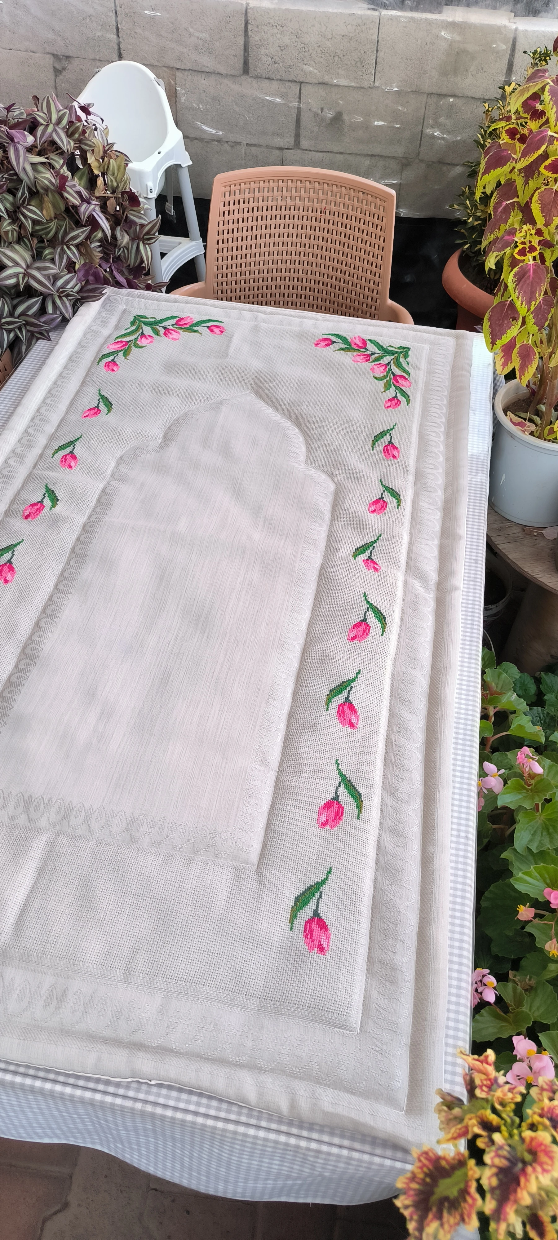 Kanaviçe işleme seccade / El emeği / Lale modeli 