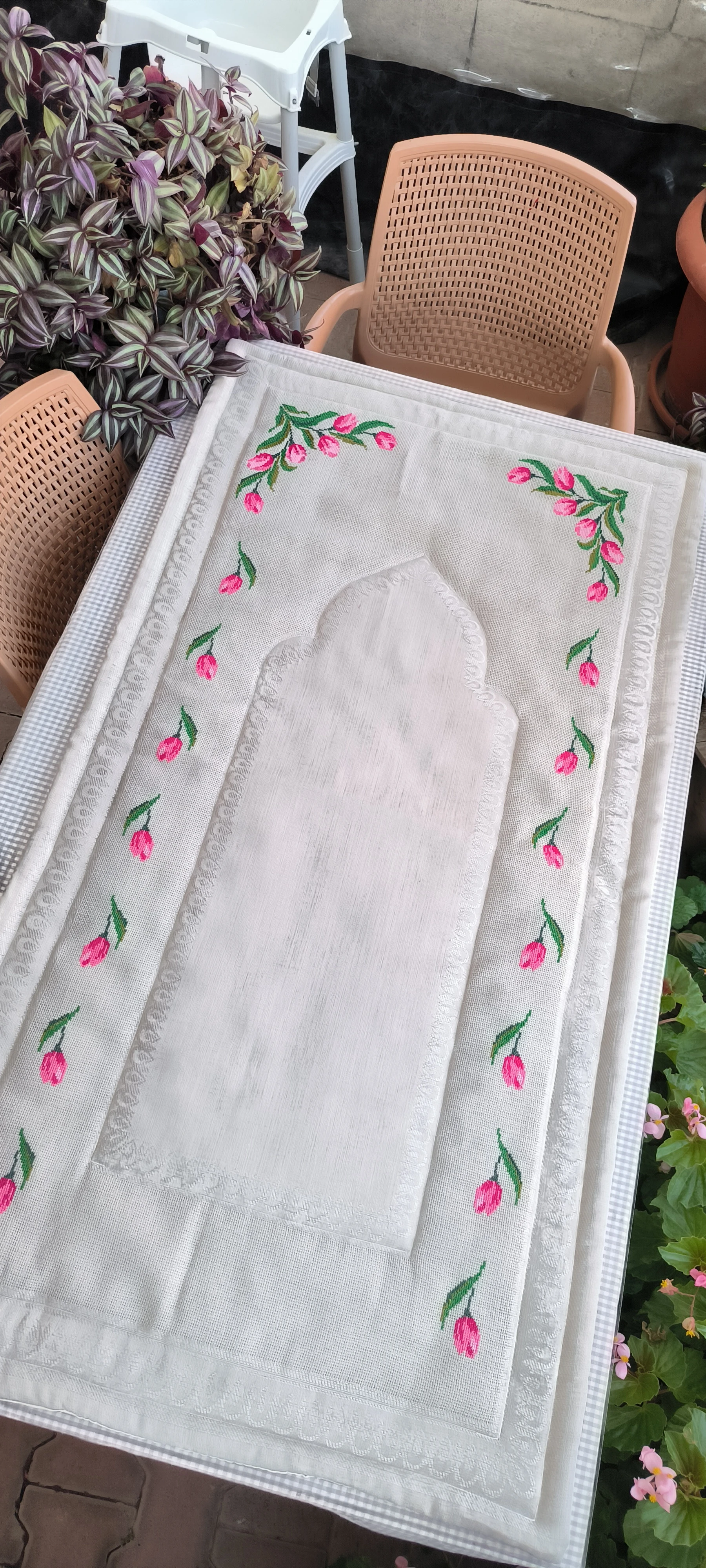 Kanaviçe işleme seccade / El emeği / Lale modeli 