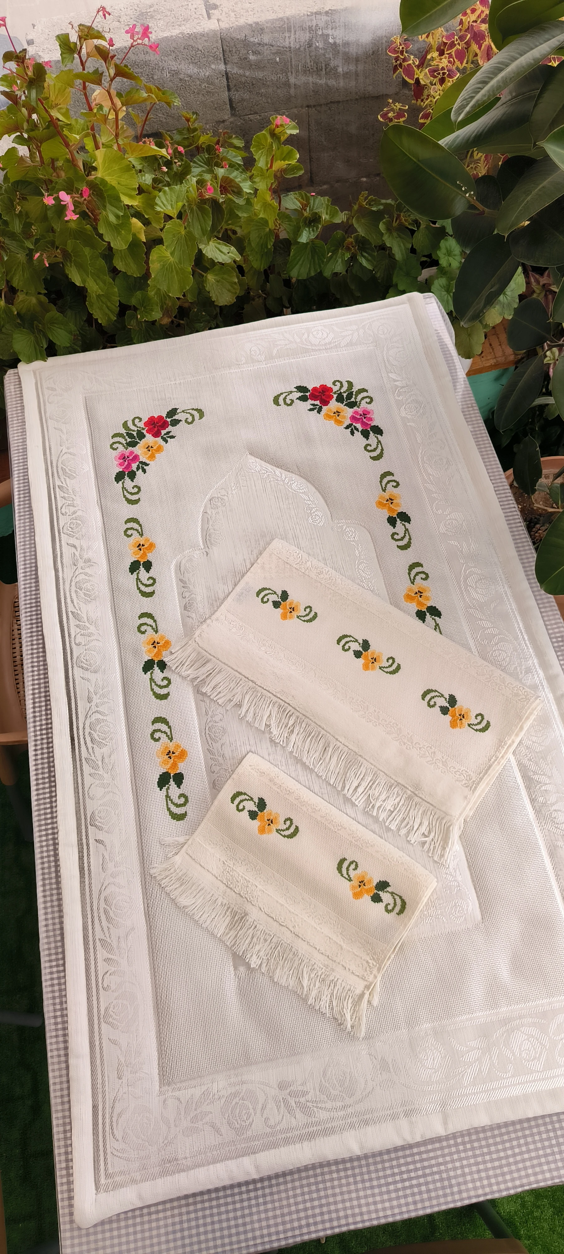 Kanaviçe işleme 1  seccade ve 2 havlu / El işlemesi 