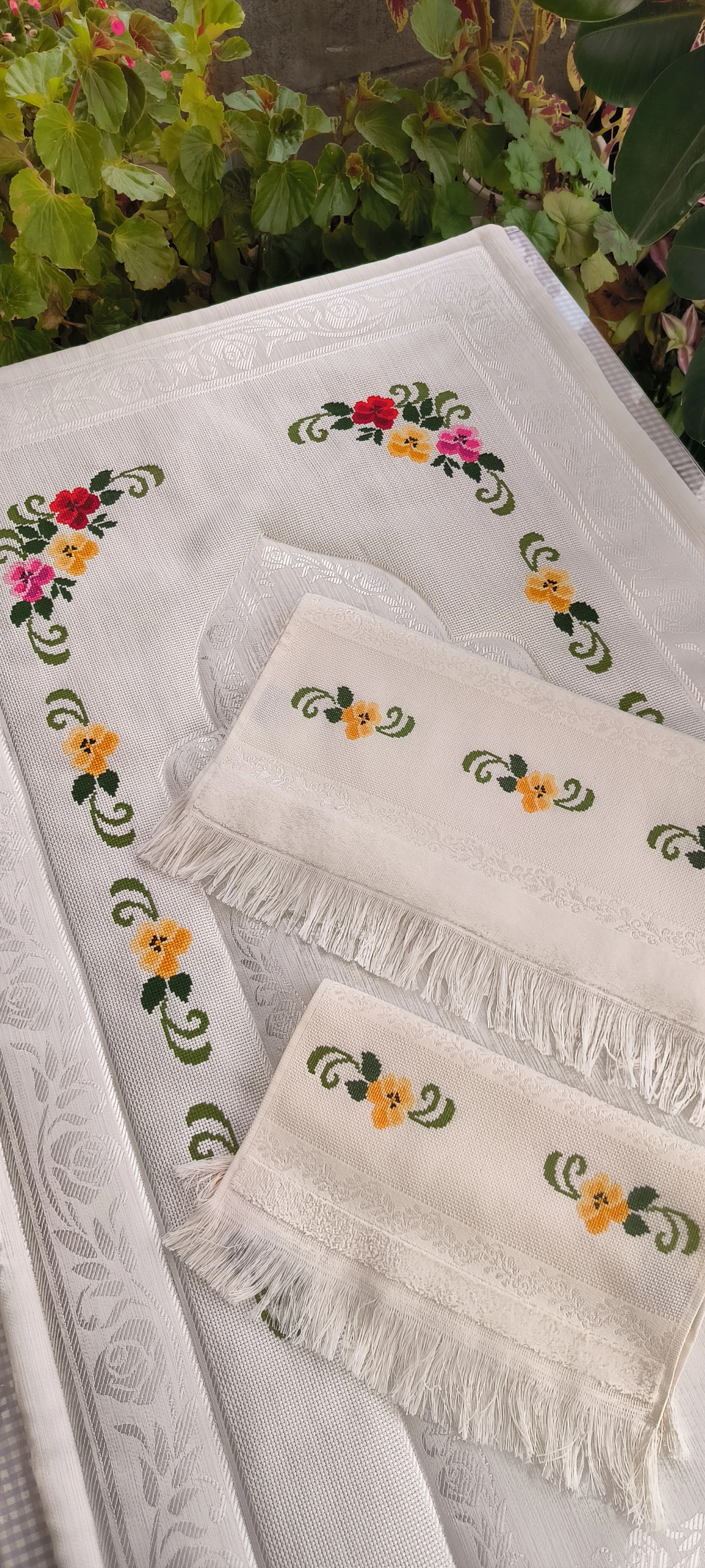 Kanaviçe işleme 1  seccade ve 2 havlu / El işlemesi 