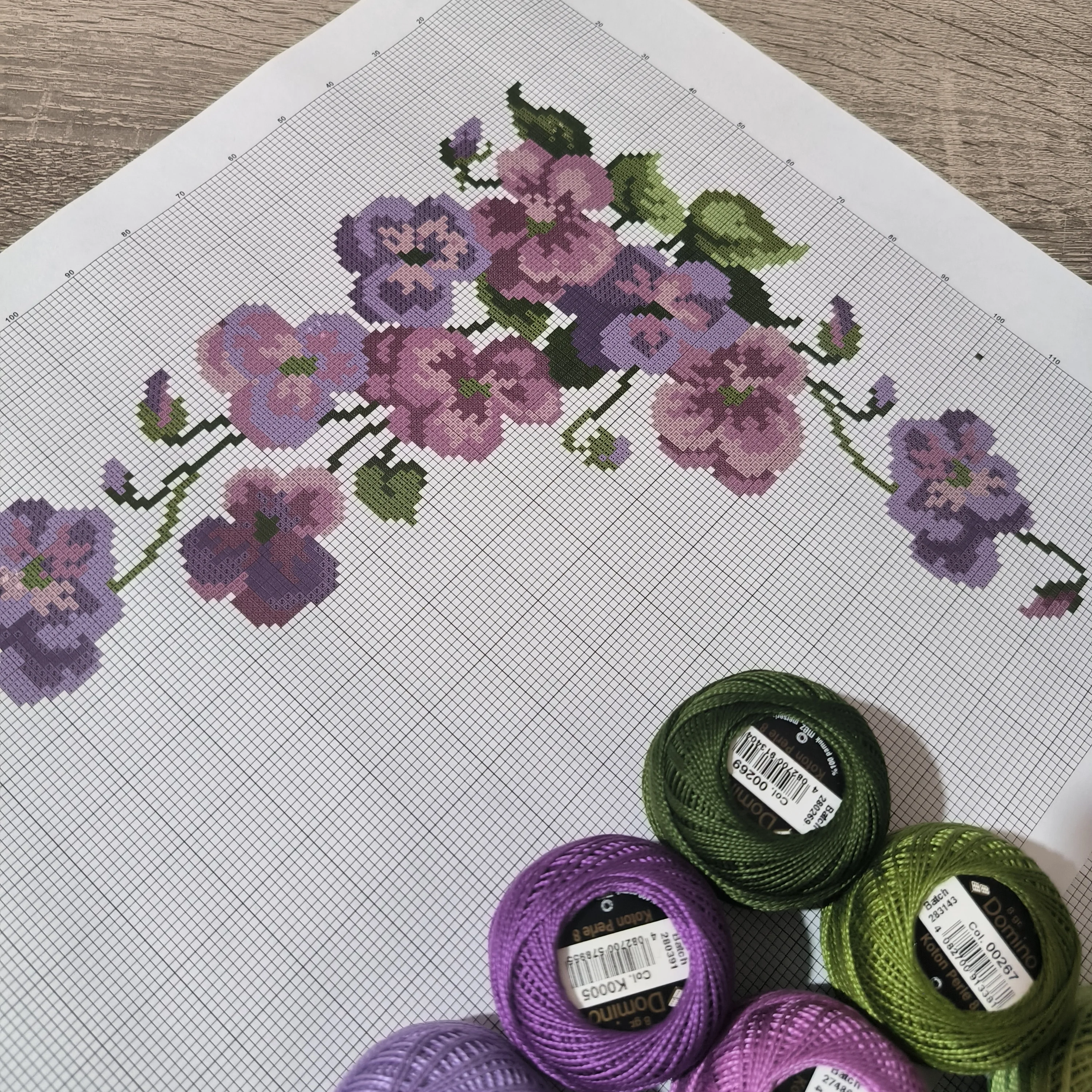 Mor ve mürdüm menekşeler işleme şablonu ve 9 adet ipi 