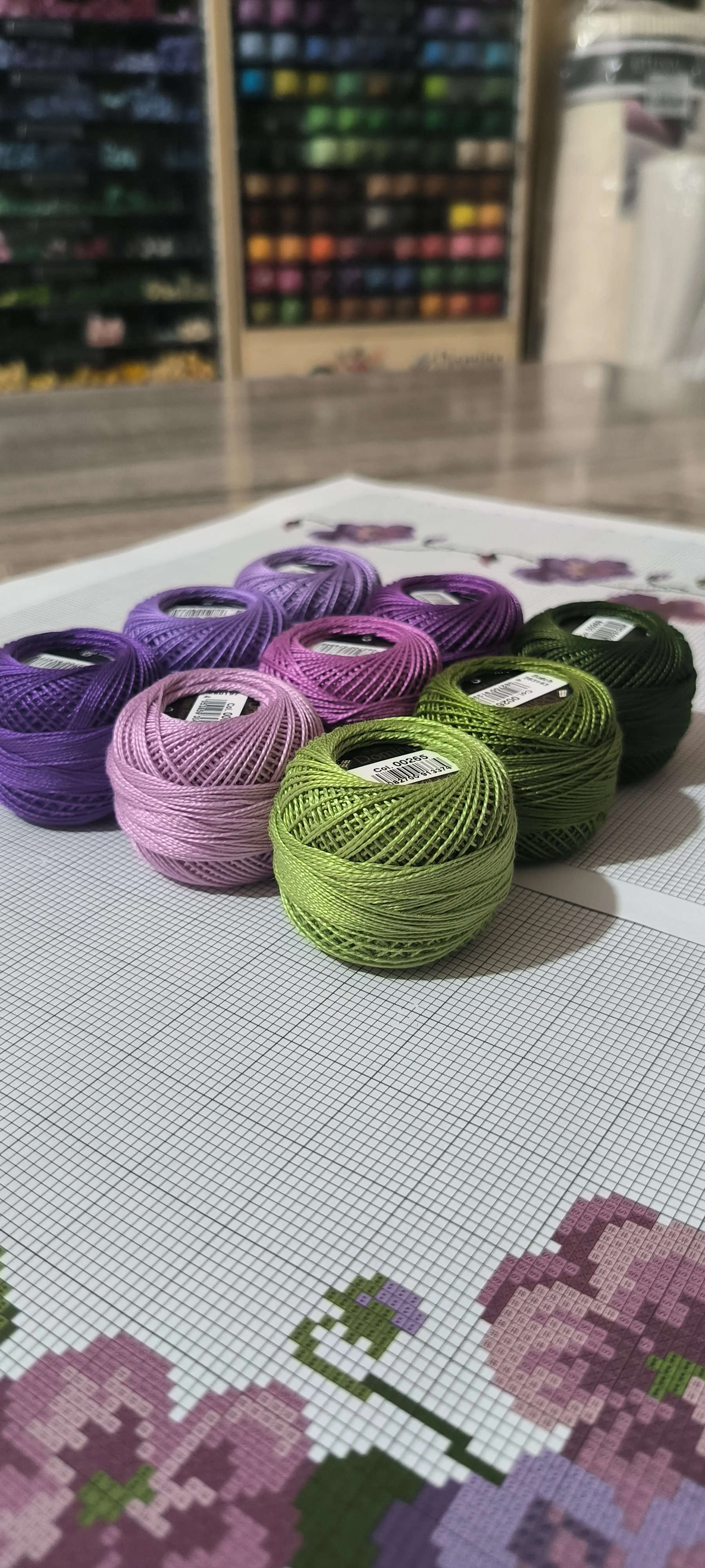 Mor ve mürdüm menekşeler işleme şablonu ve 9 adet ipi 