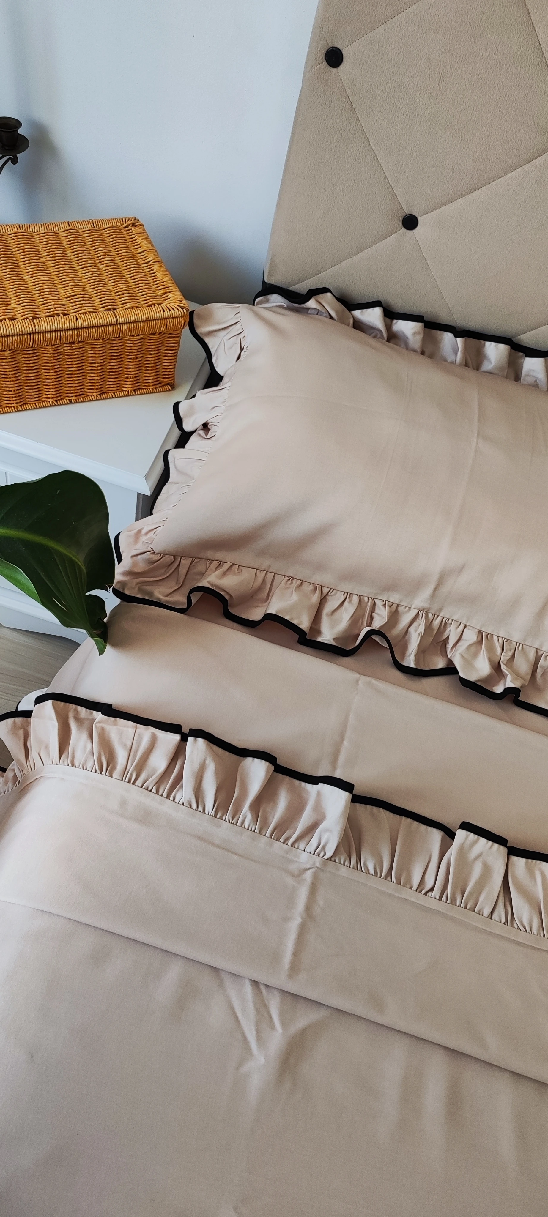 Fırfırlı Nevresim Takımı / Bej pamuklu saten 