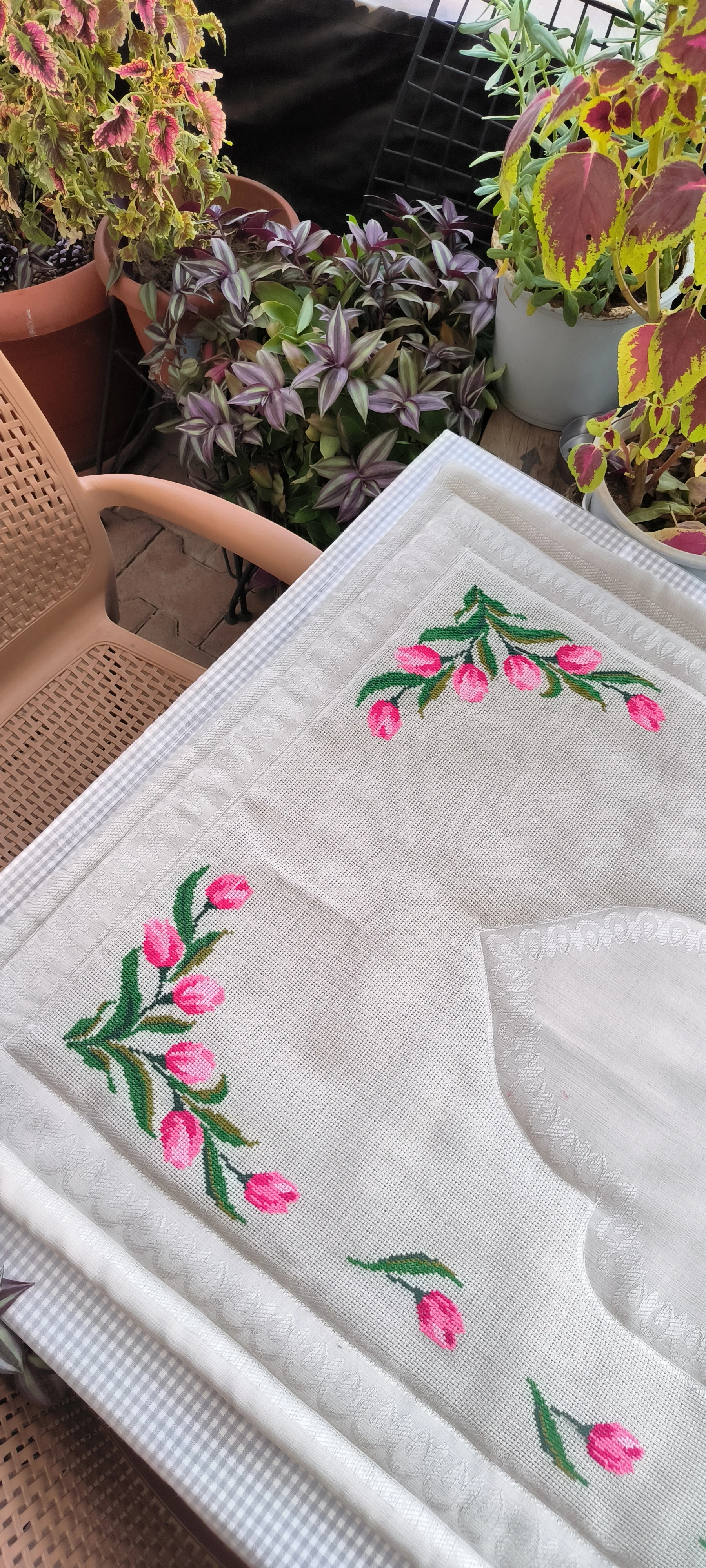 Kanaviçe işleme seccade / El emeği / Lale modeli 