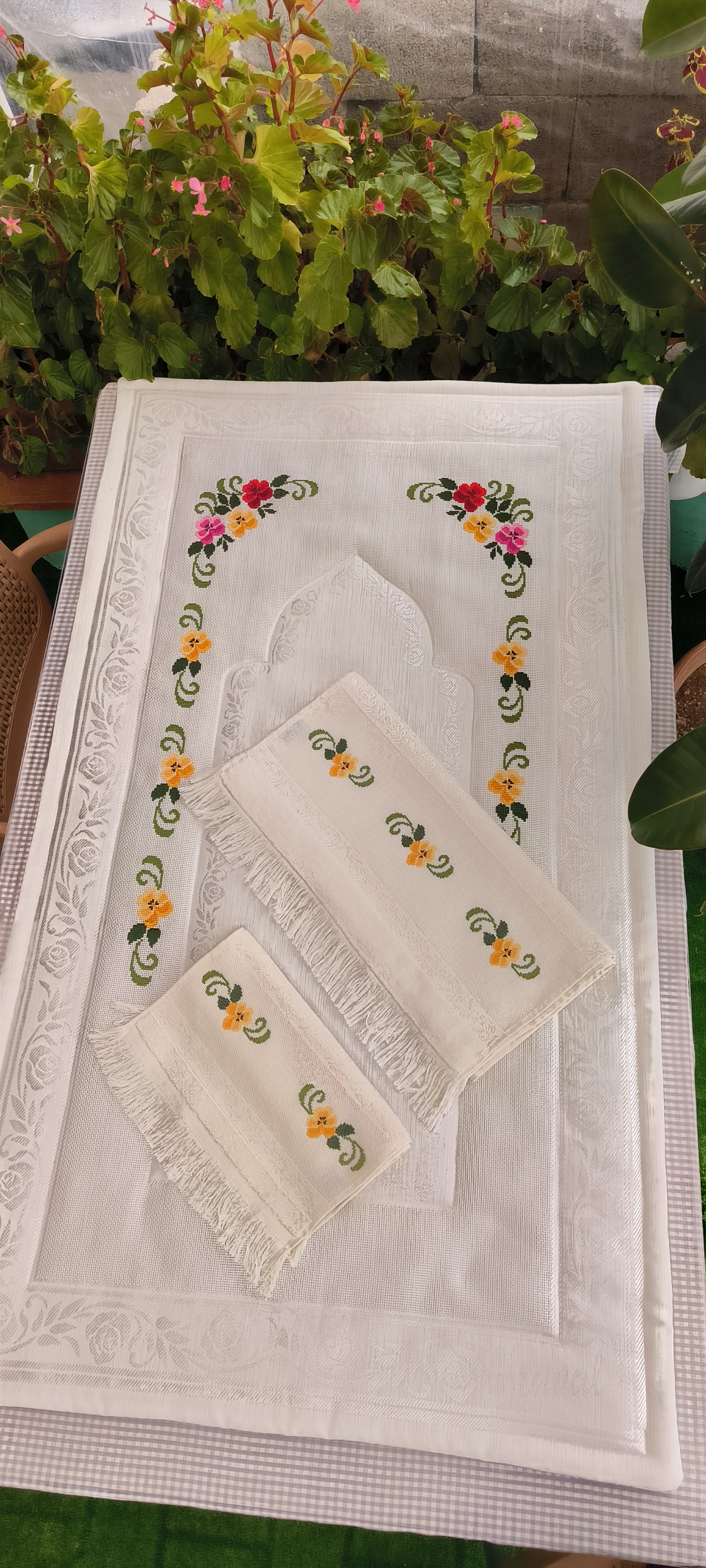 Kanaviçe işleme 1  seccade ve 2 havlu / El işlemesi 