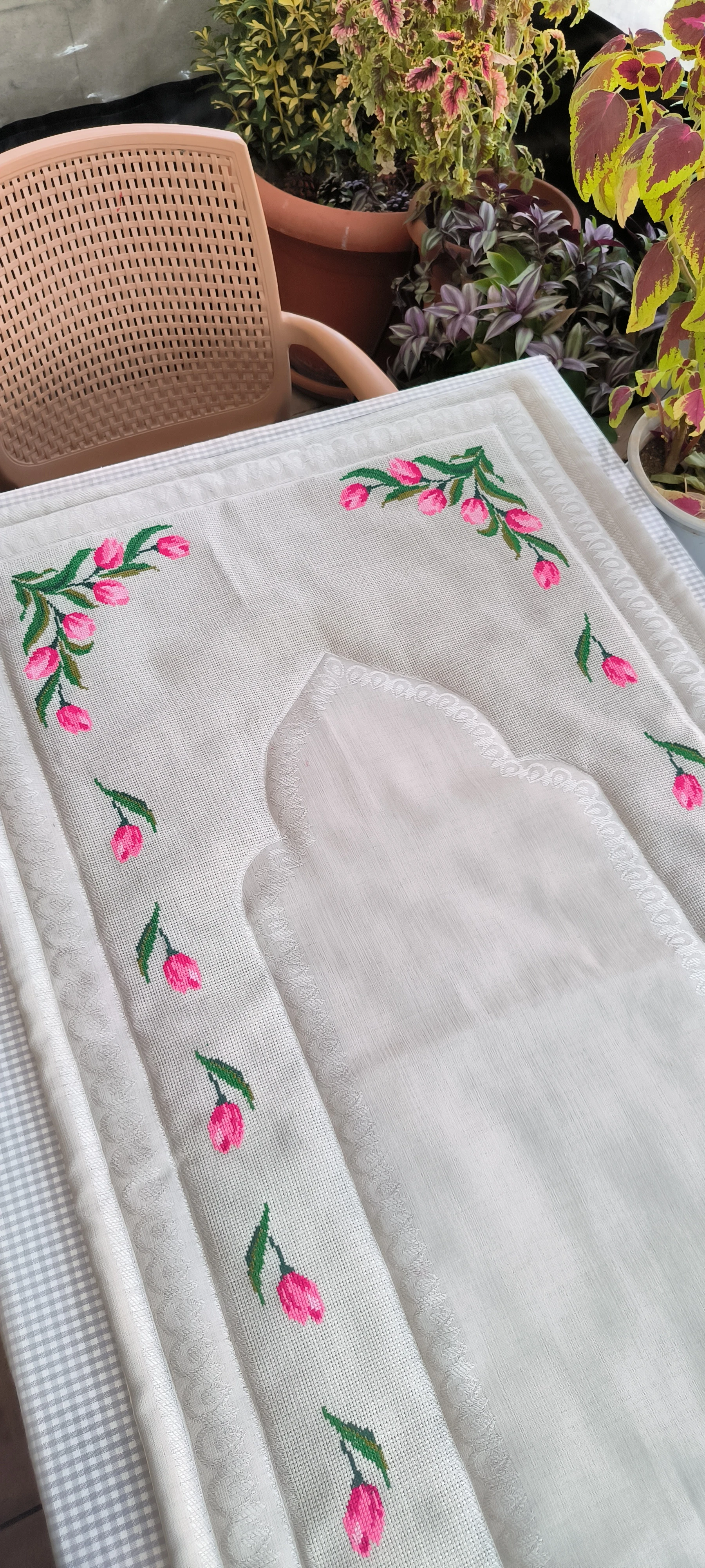 Kanaviçe işleme seccade / El emeği / Lale modeli 