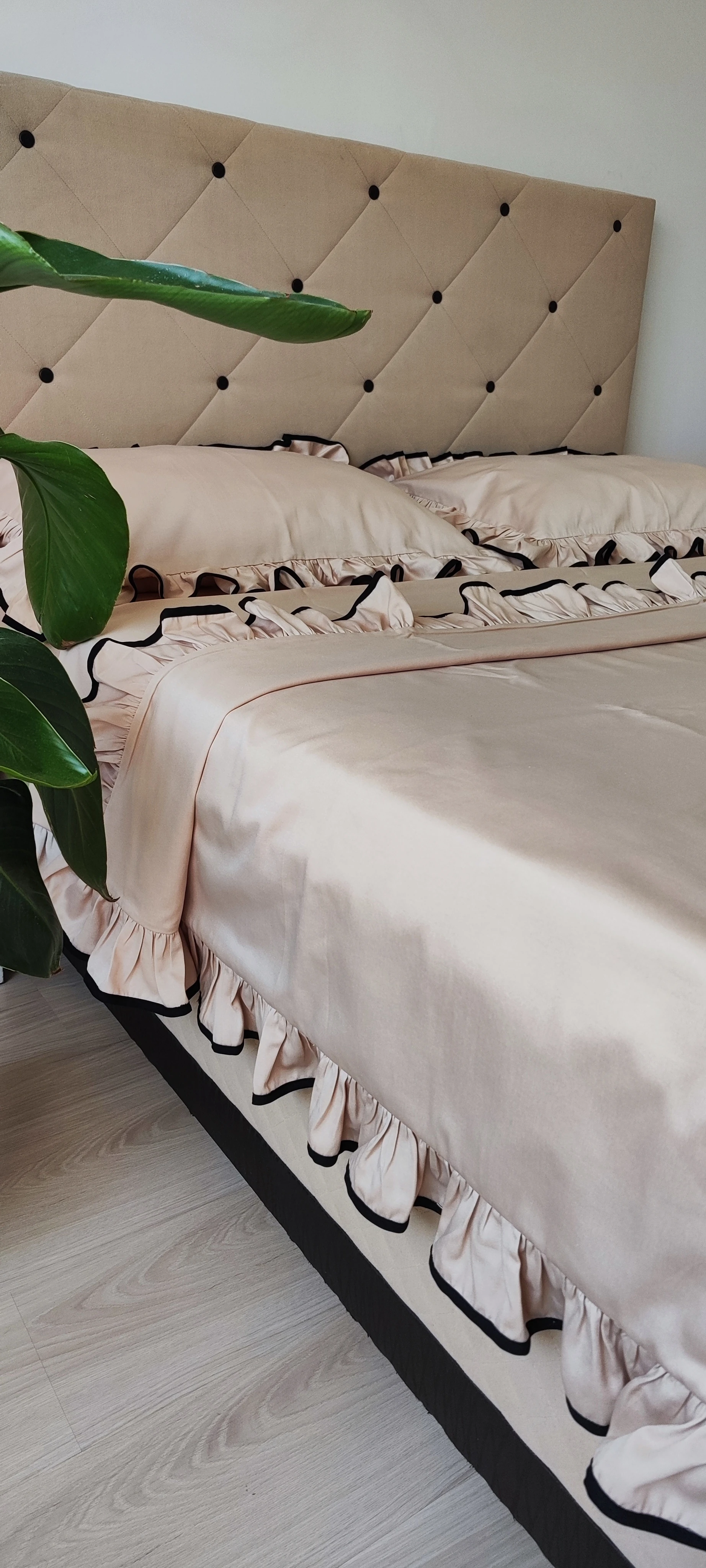 Fırfırlı Nevresim Takımı / Bej pamuklu saten 