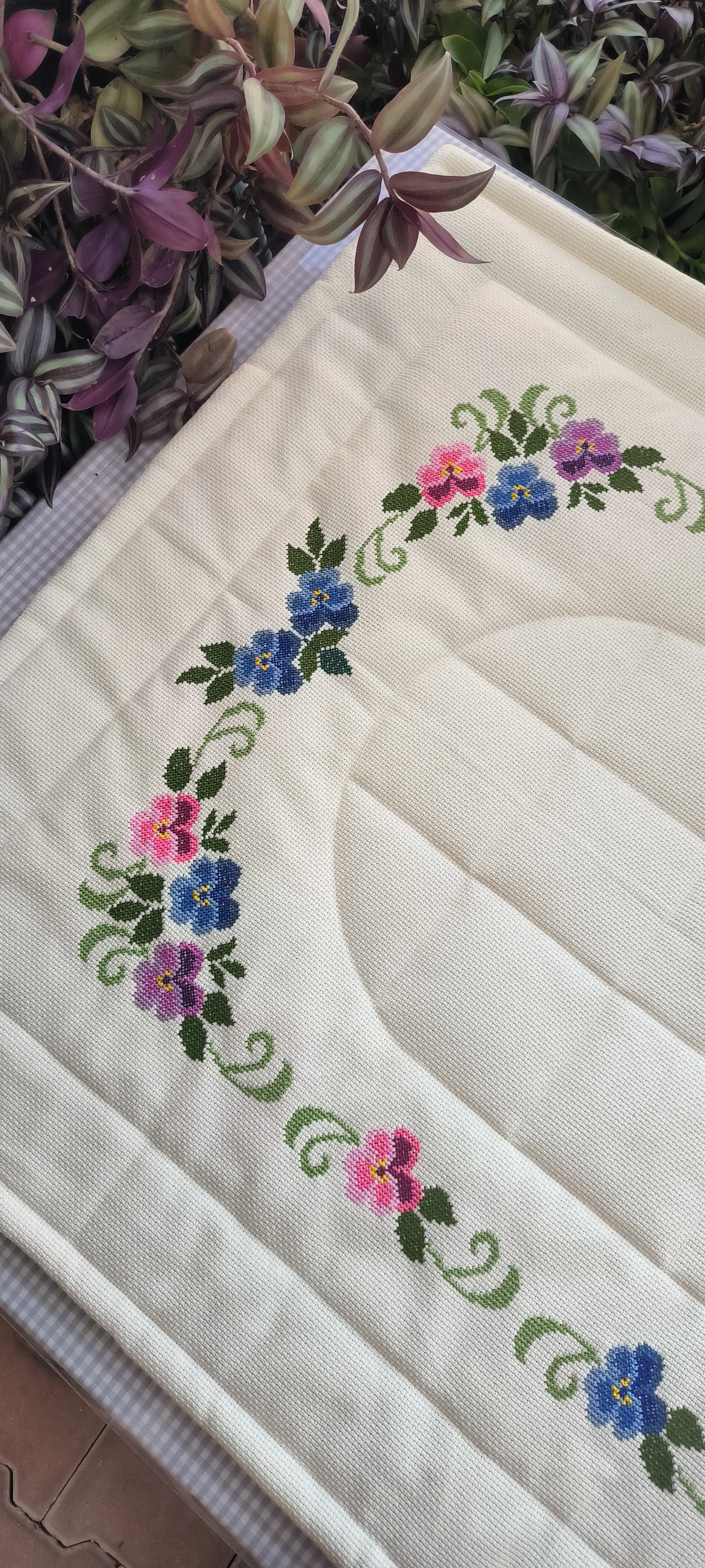 Kanaviçe işleme seccade/ El işlemesi menekşe modeli 