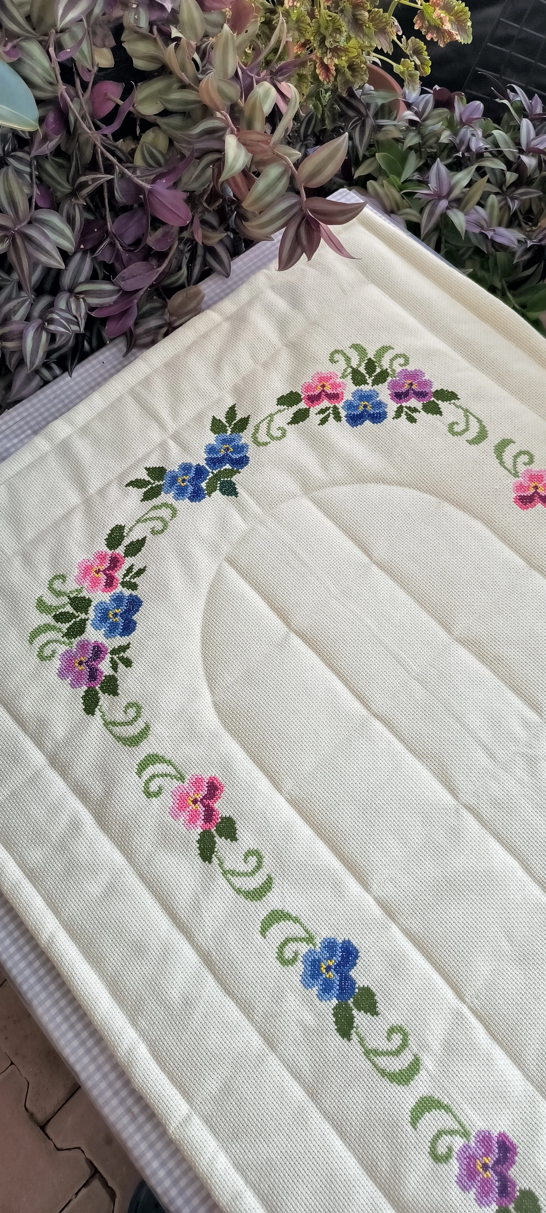 Kanaviçe işleme seccade/ El işlemesi menekşe modeli 