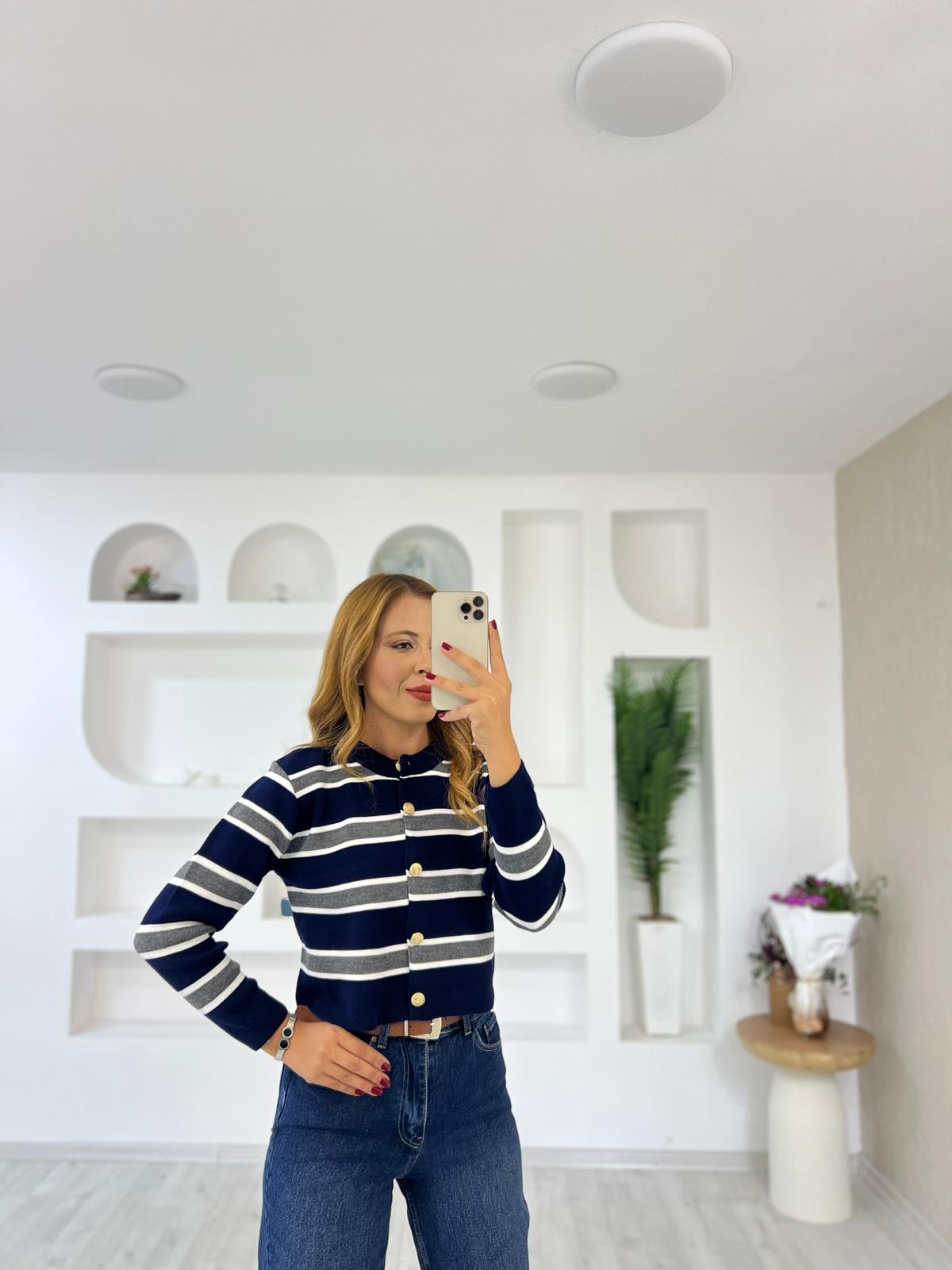 Düğmeli Çizgili Hırka