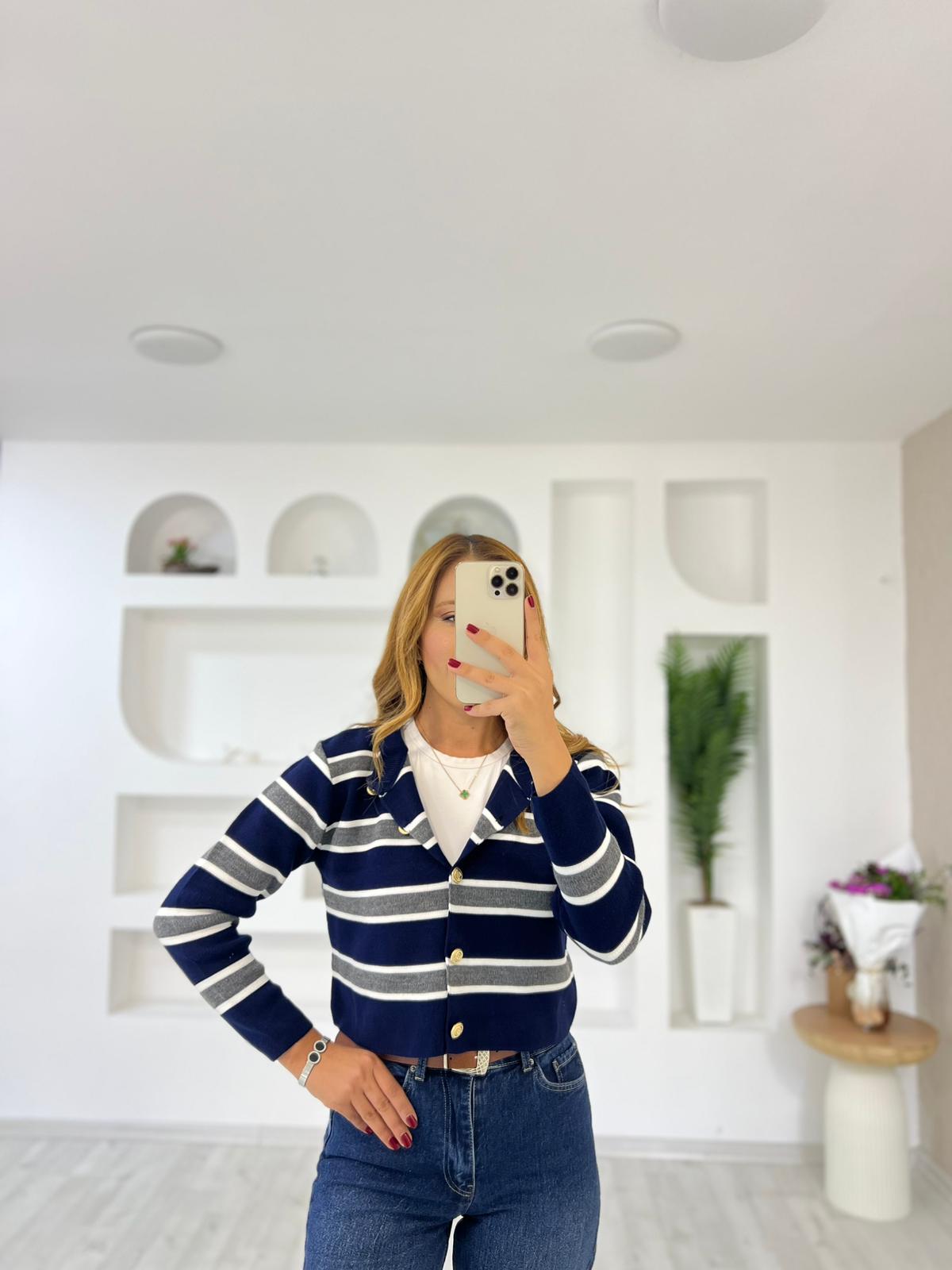 Düğmeli Çizgili Hırka