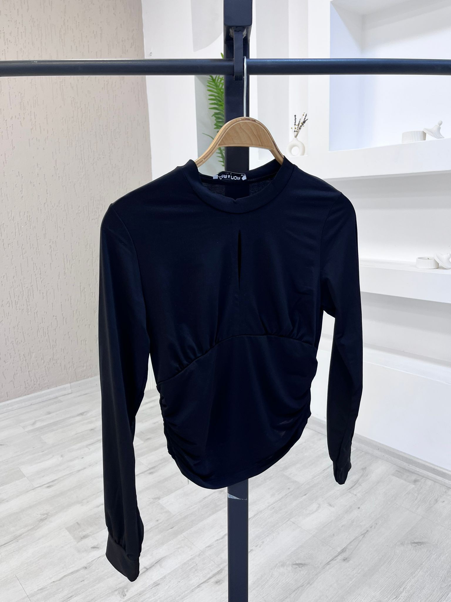 Önü Pencere Detaylı Bluz