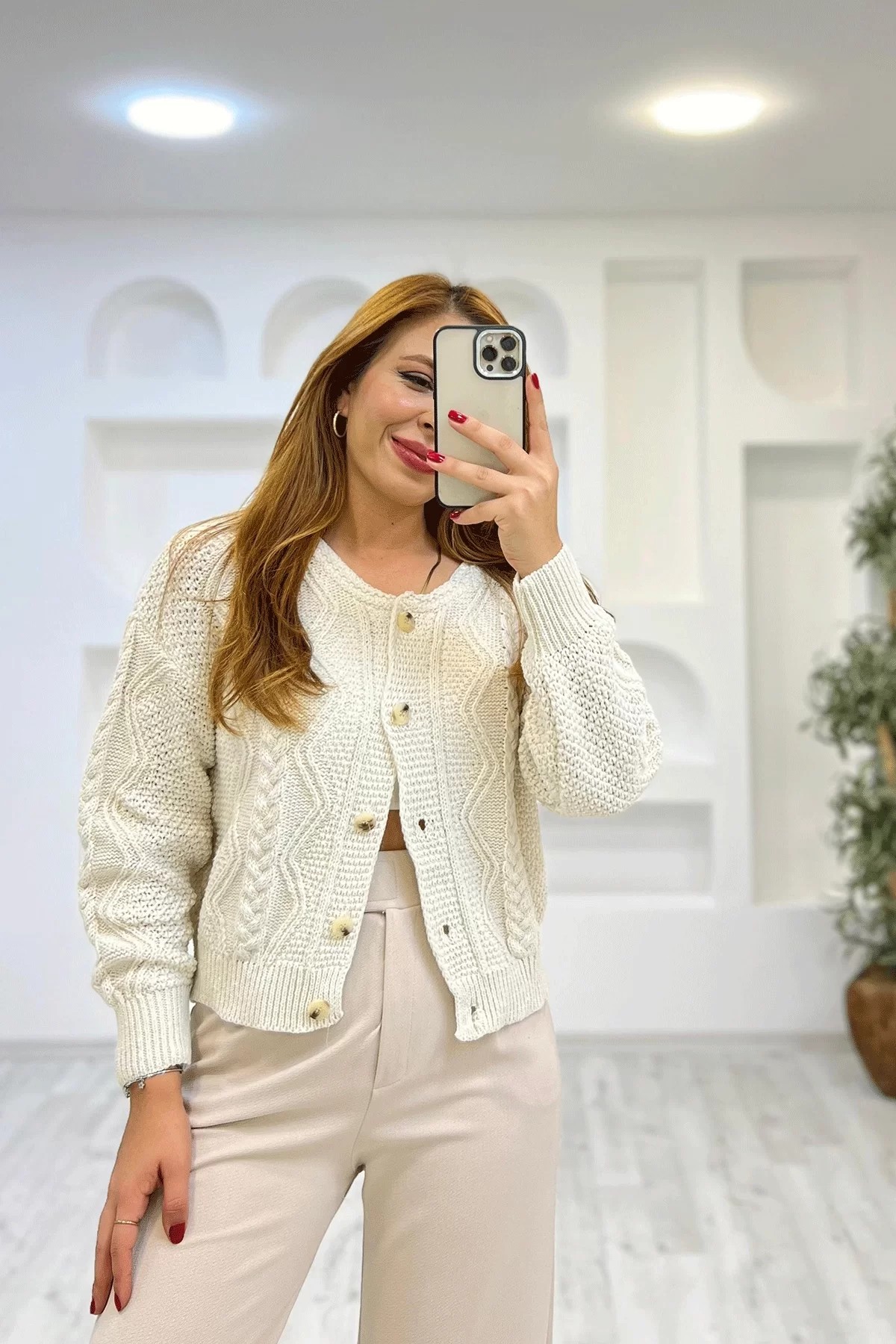Düğmeli Ekru Hırka