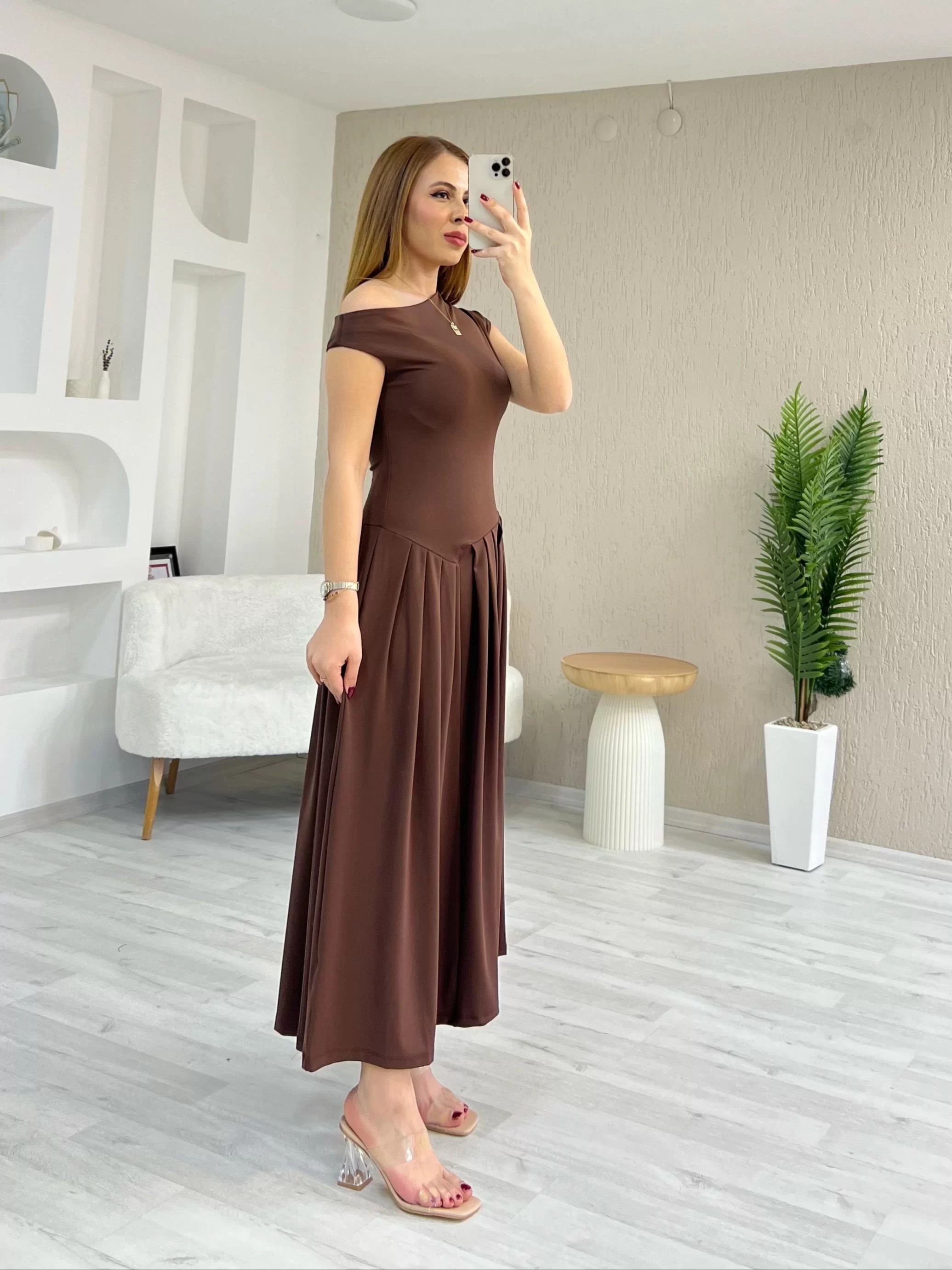 Sandy Kumaş Düşük Kol Pileli Elbise Kahverengi