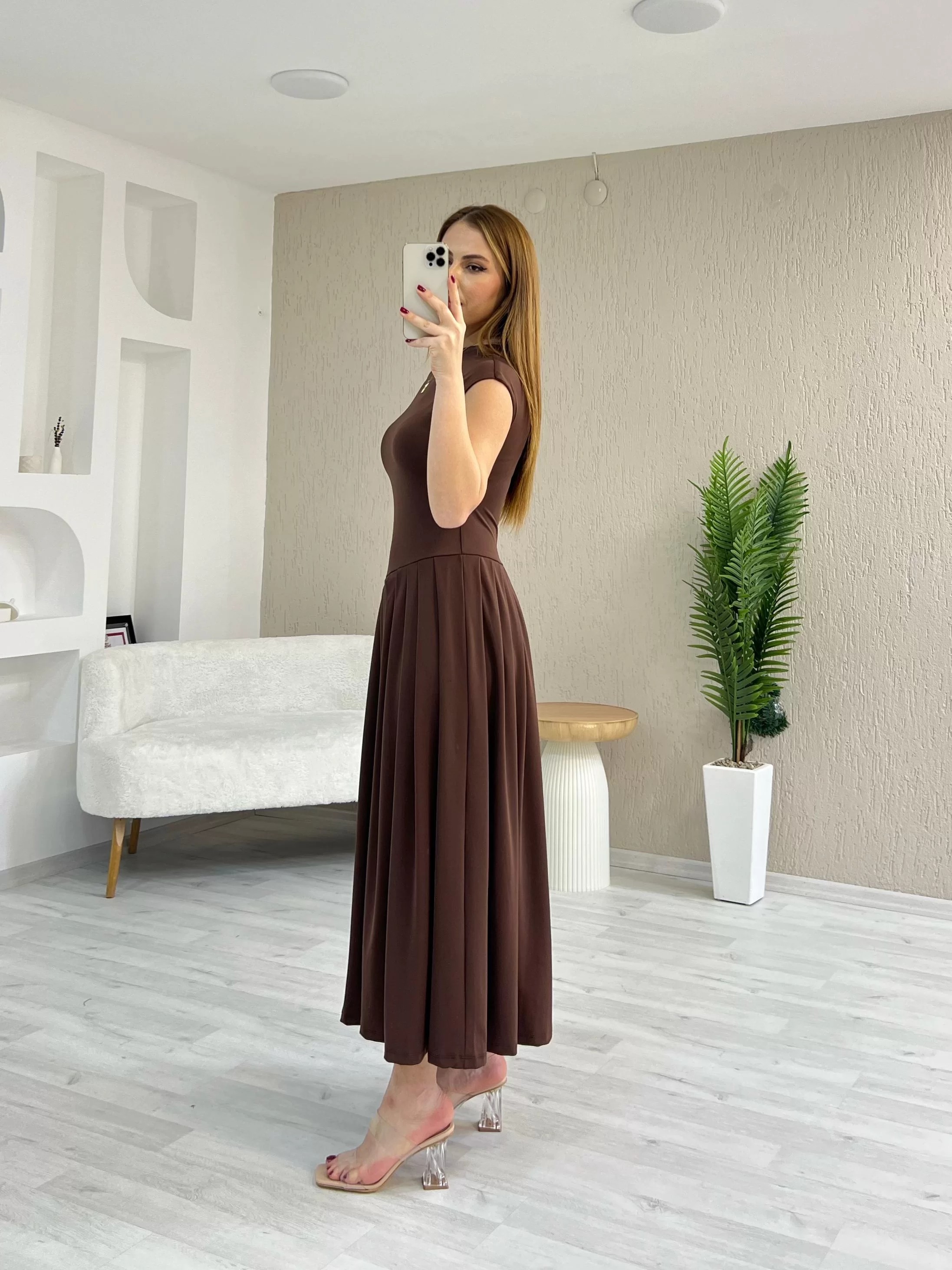 Sandy Kumaş Düşük Kol Pileli Elbise Kahverengi