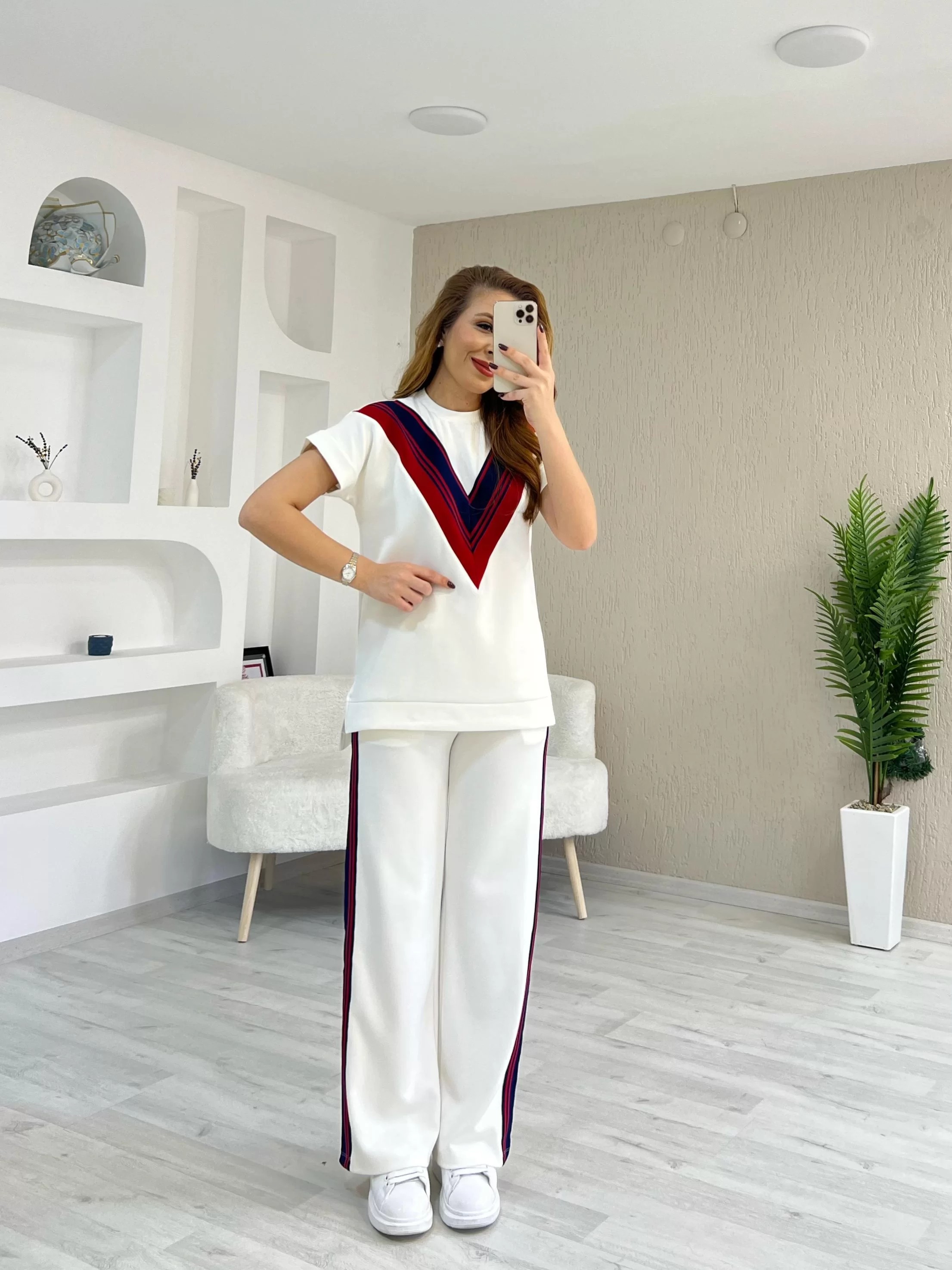 Şeritli V Garnili Takım Beyaz