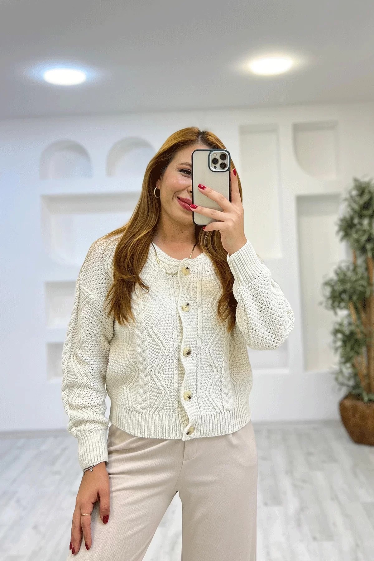 Düğmeli Ekru Hırka