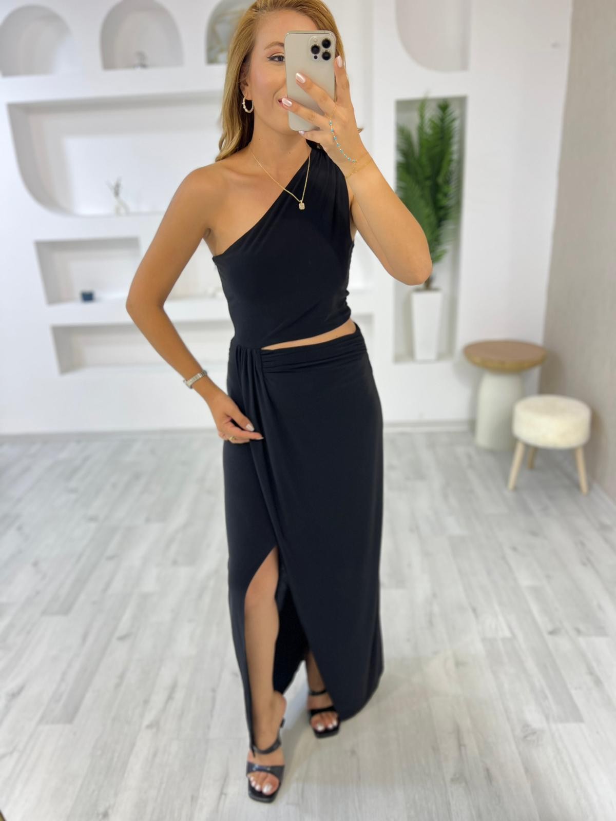 Sandy Kumaş Tek Omuz Drape ve Yırtmaç Detay Elbise Siyah