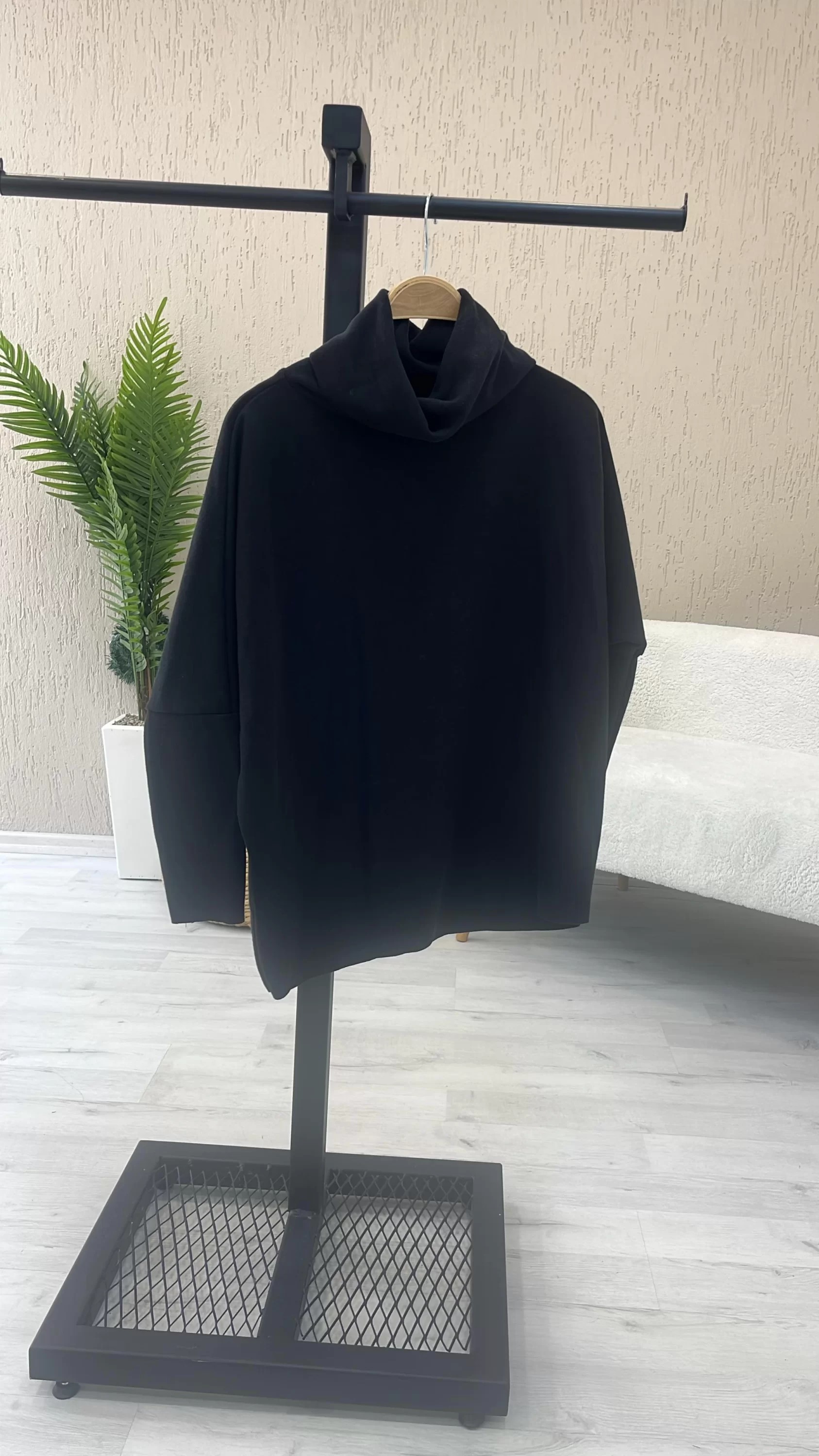 Boğazlı Siyah Sweat