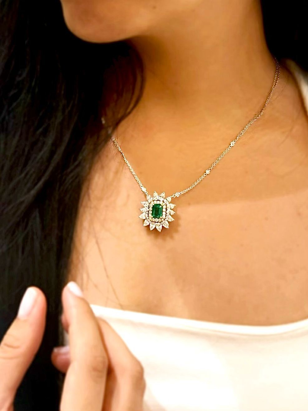 Diamond Necklace with Emerald Stone 4.01 Ct G VVS1