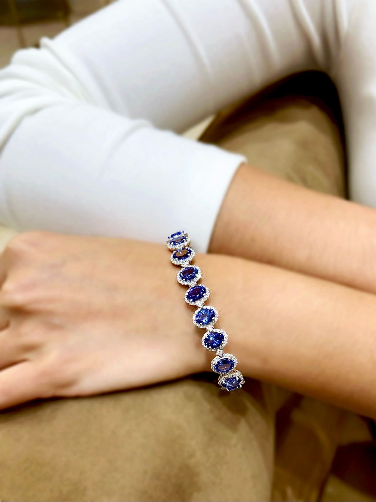 Diamond Bracelet with Sapphire Stone 3.72 Ct G VS1