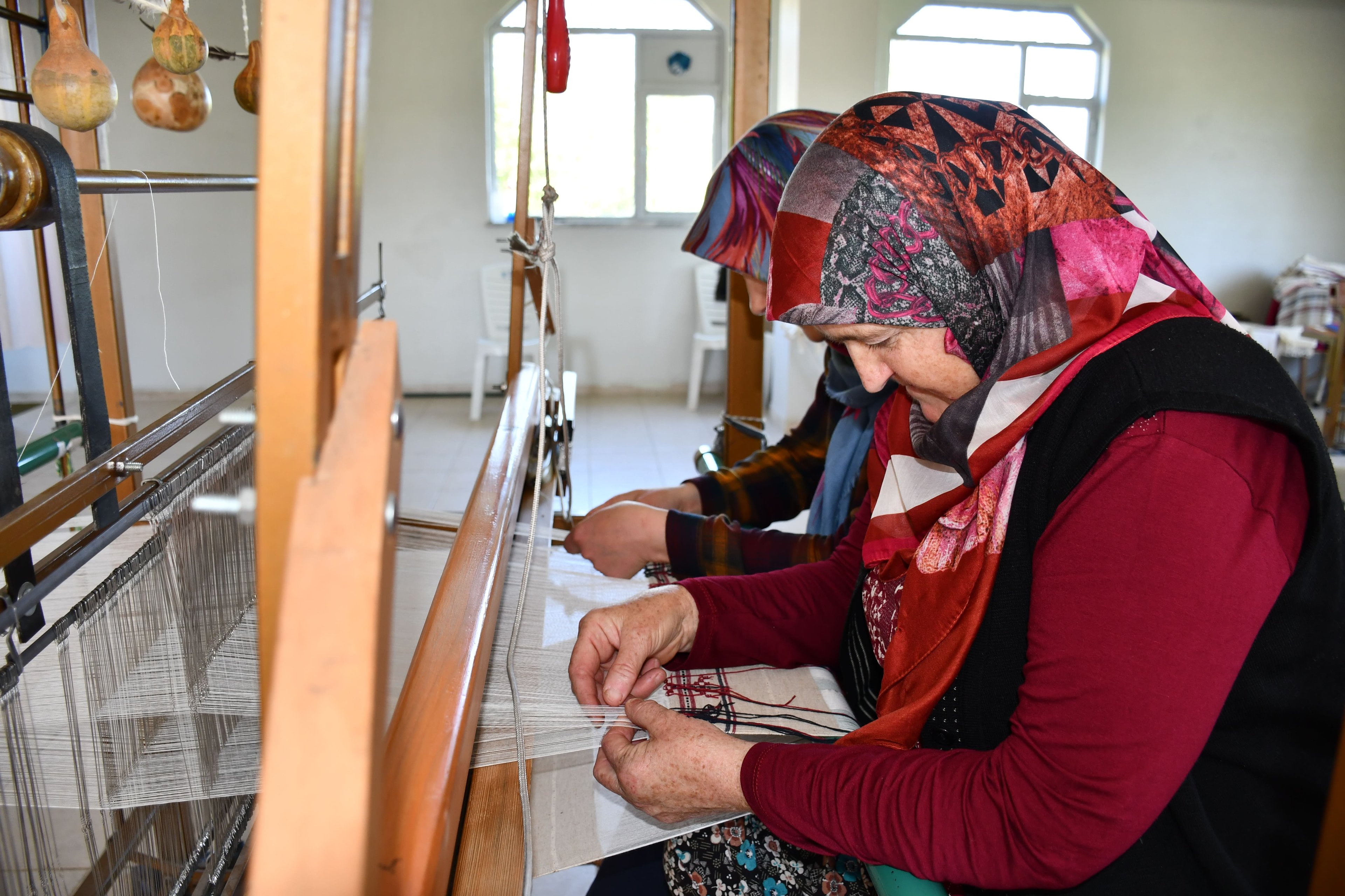 The Artisanal Elegance of İznik Derbent Weavings: A Tapestry of Turkish Heritage