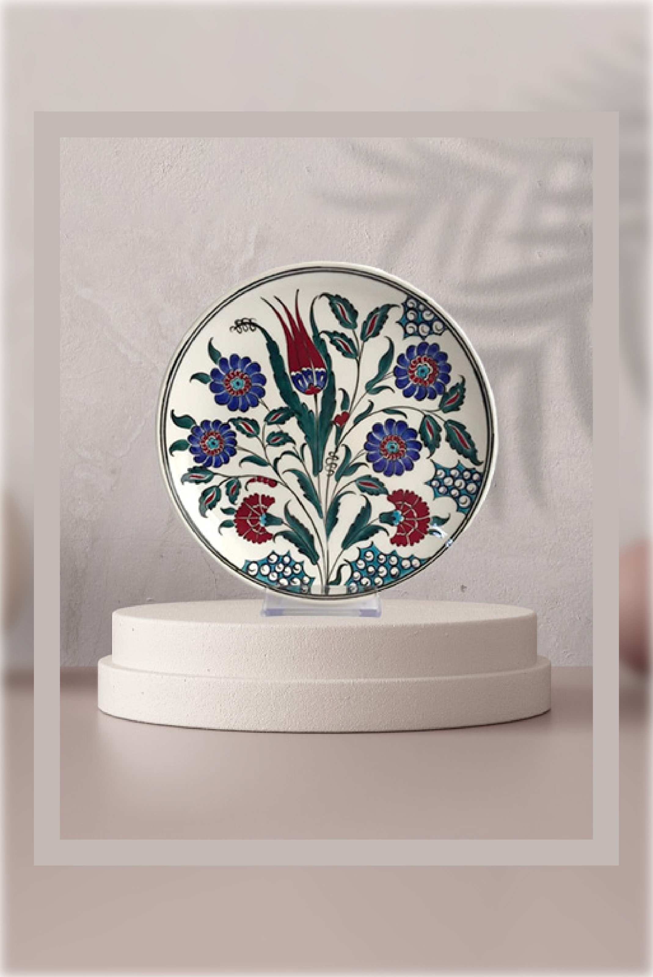 Assiette en faïence d'Iznik avec œillets