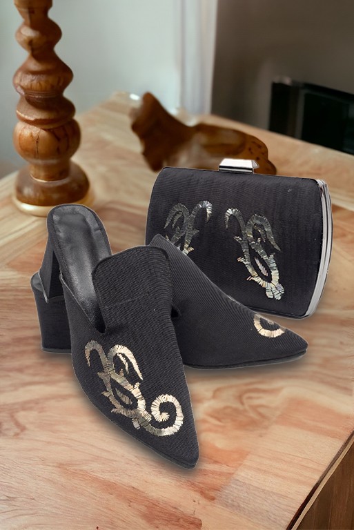 Bestickter Drahtbruch Pantoffeln und Tasche Set