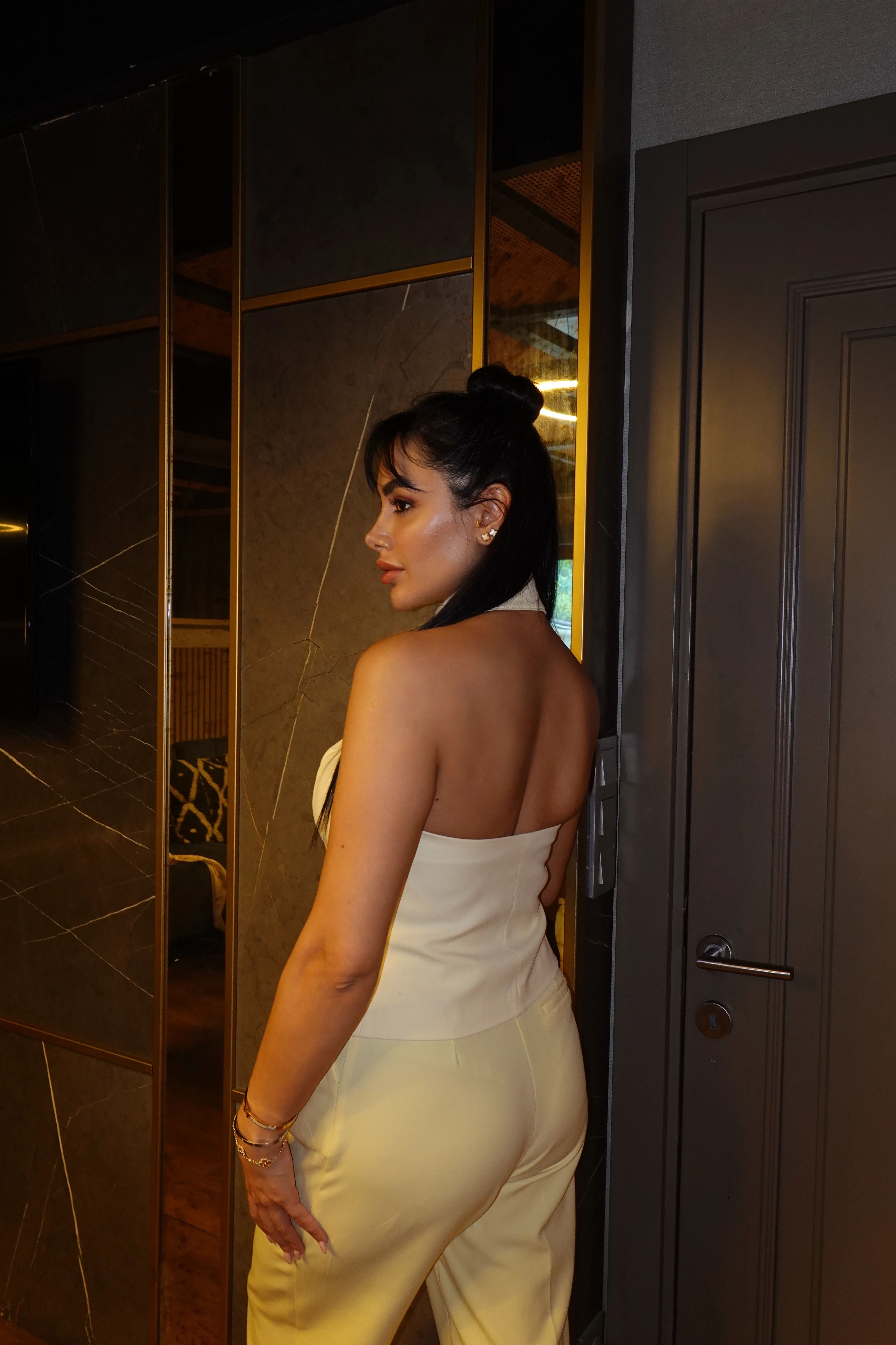 Sırt Dekoldeli Düğme Detay Bluz