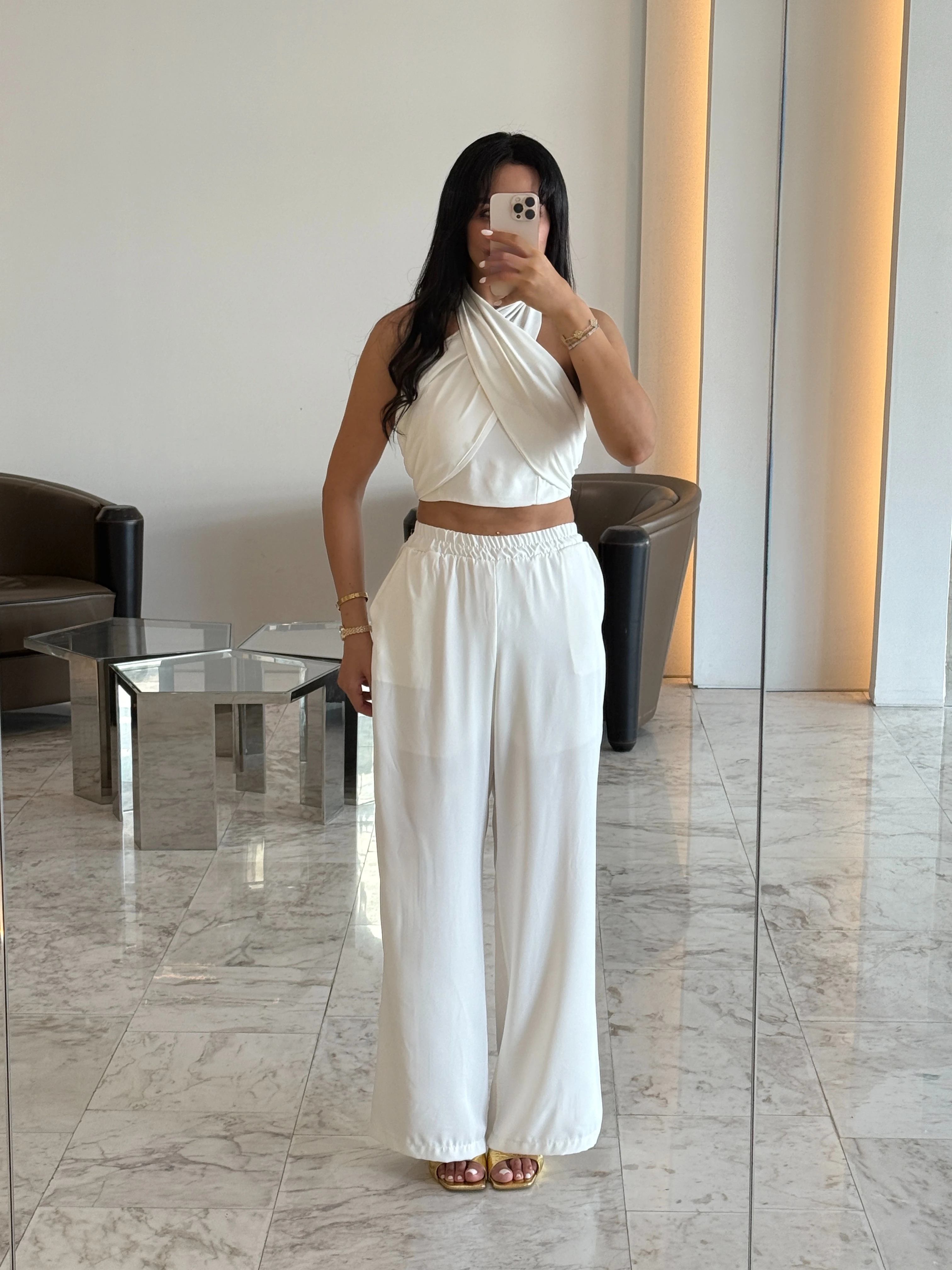 Beyaz Boyundan Bağlama Detaylı Takım