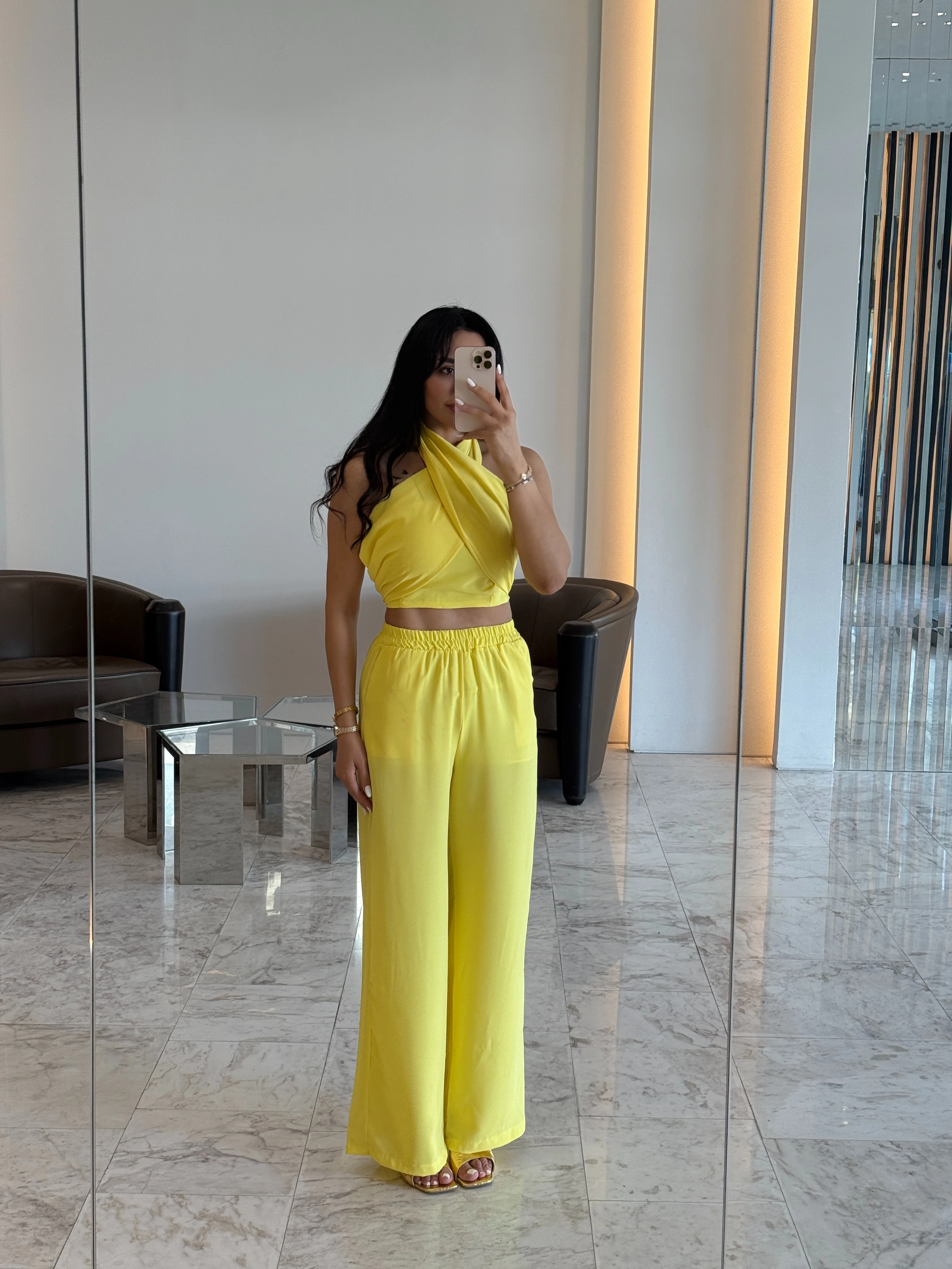 Beyaz Boyundan Bağlama Detaylı Takım - sarı