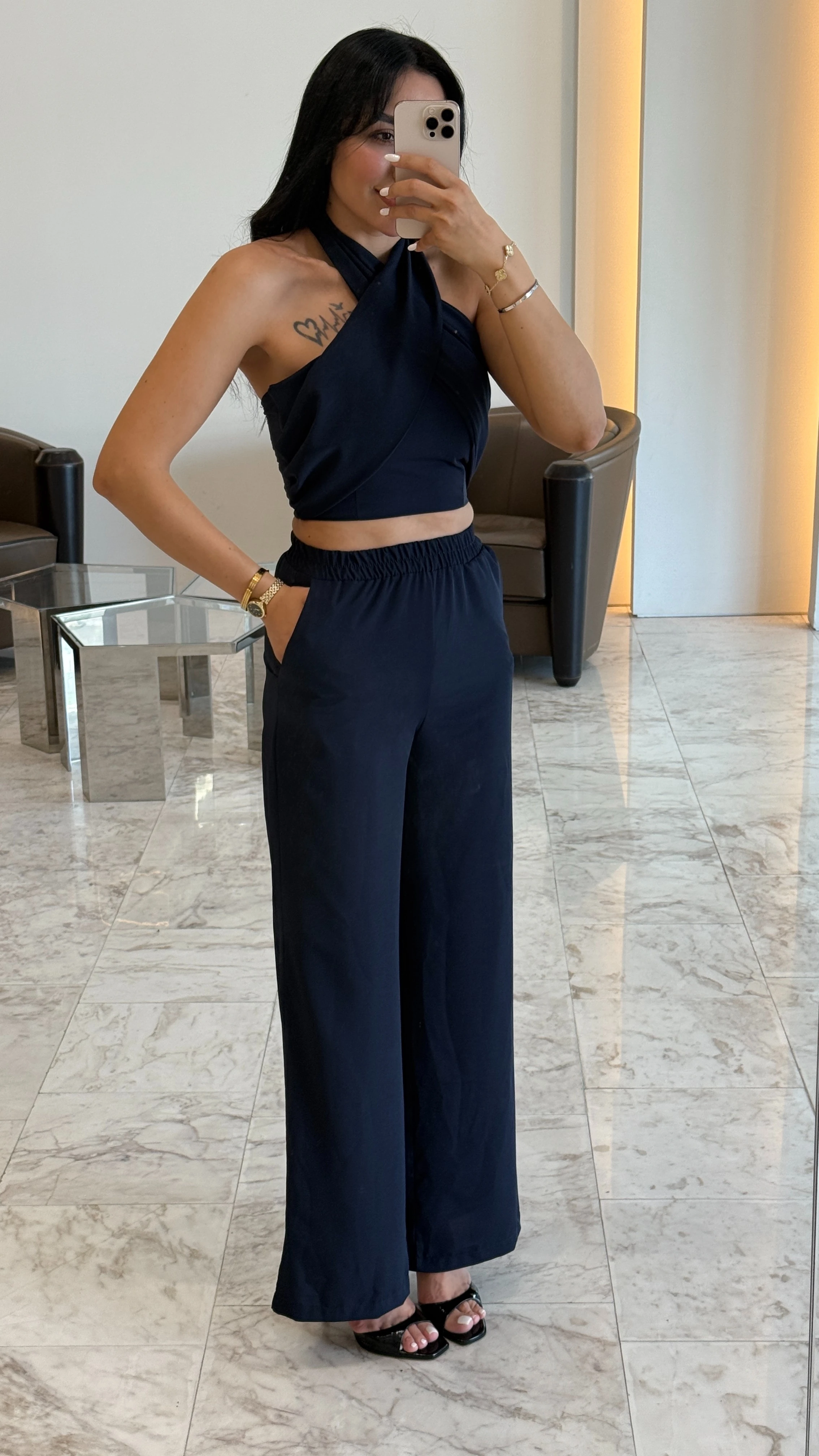 Beyaz Boyundan Bağlama Detaylı Takım - Lacivert